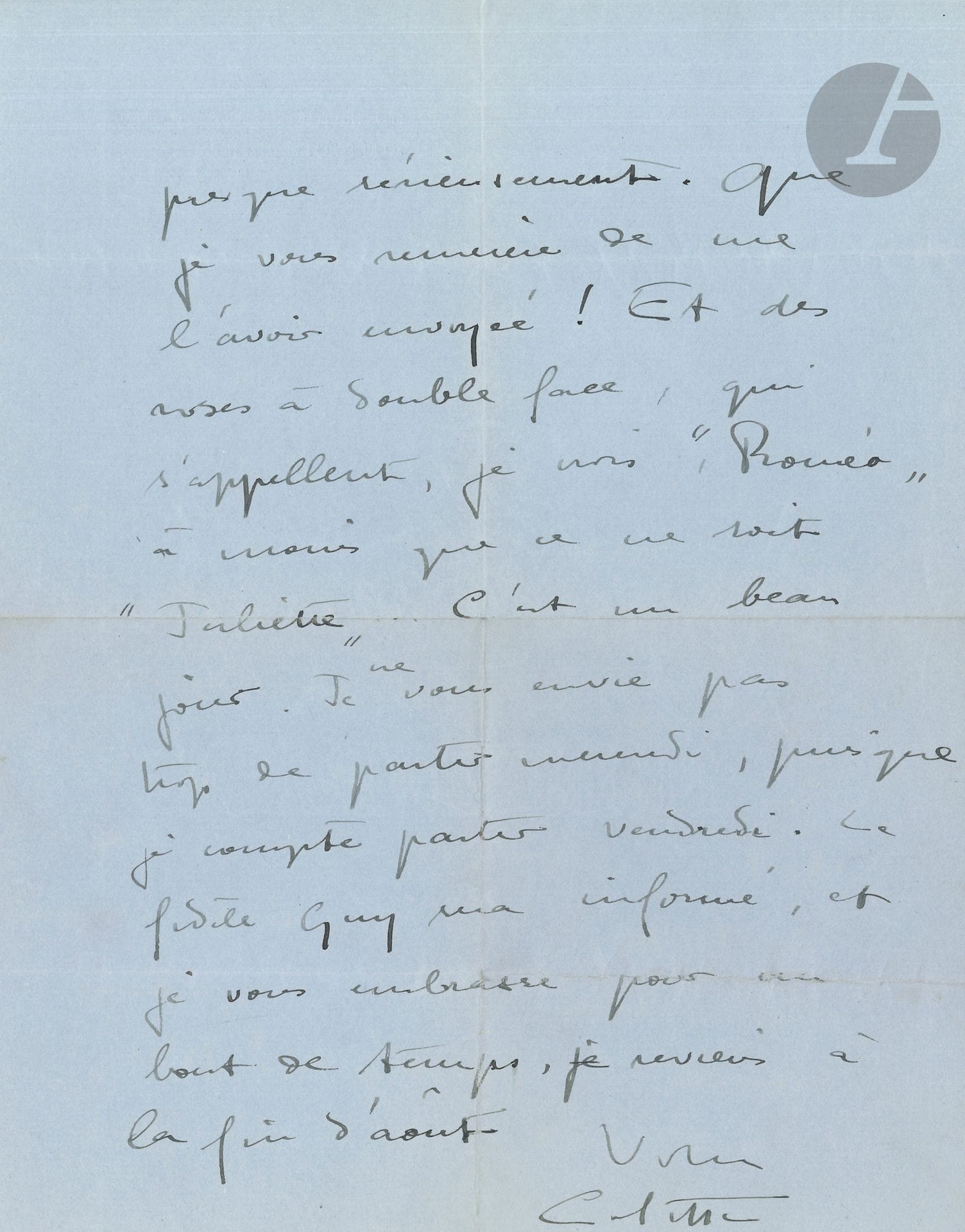 COLETTE (1873-1954). L.A.S., [1926]; 2pages in-4, papier bleu à son adresse 69, Boulevard Suchet.
Jolie lettre de remerciement. «Je voudrais être une jeune fille, et rêver toute la nuit à un jeune homme imaginaire, en regardant le clair de lune de cette veilleuse, dans une chambre en œufs à la neige. Qu’y a-t-il de plus joli que cette veilleuse ? Un fauteuil crapaud en satin crème à capitons grenat, – même pas ! […] Que je vous remercie de me l’avoir envoyée ! Et des roses à double face, qui s’appellent, je crois, “Roméo” à moins que ce ne soit “Juliette”. C’est un beau jour»…