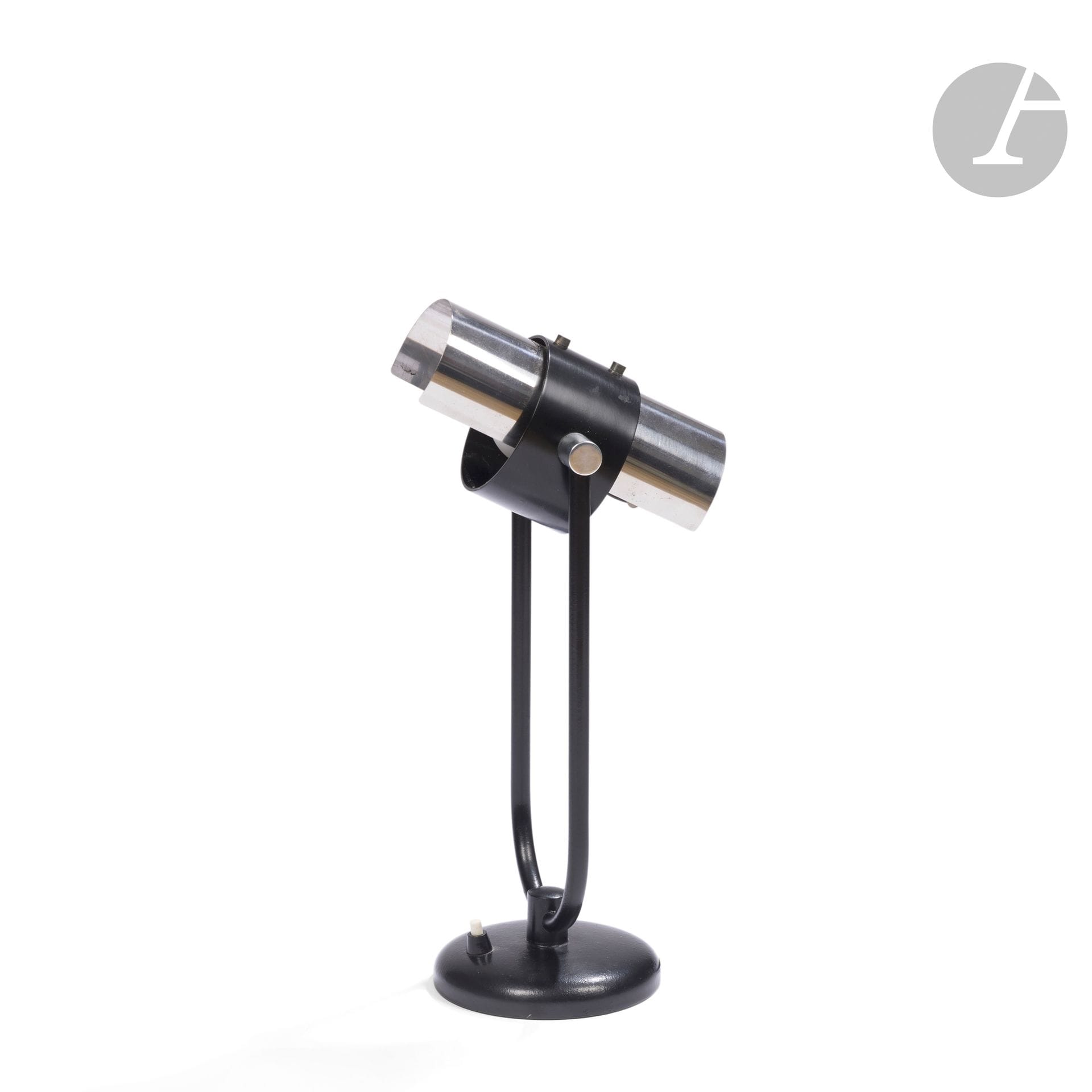 SERGE MOUILLE (1922-1988)
Secrétaire, le modèle créé en [1962] et présenté la même année au Salon des Arts Ménagers
Lampe de bureau à éclairage orientable.
La base circulaire et bombée en fonte laquée noir.
La potence en U et l’anneau de réception du réflecteur en métal laqué noir.
Les pivots et le réflecteur en aluminium.
Années 1960.
Hauteur : + ou – 30 cm

Bibliographie :
Pierre Émile Pralus – Serge Mouille, un classique français (a french classic) – Les Éditions du Mont Thou, Saint-Cyr-au-Mont-d’Or, 2006. Modèle identique reproduit page 209.