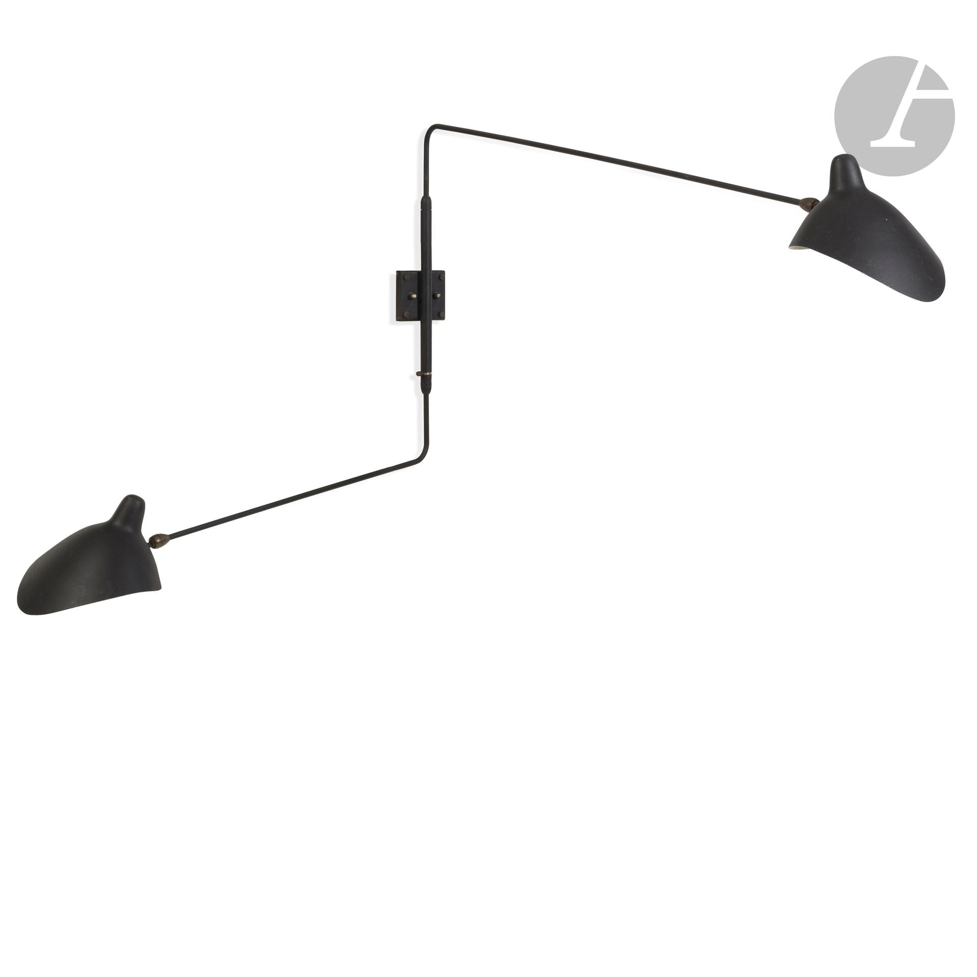 SERGE MOUILLE (1922-1988) - SUCCESSION X., MANTES-LA-VILLE
Applique simple à 2 bras pivotants, le modèle conçu vers [1954], œuvre acquise à la Galerie Steph Simon vers 1960
Applique murale à deux bras pivotants ; chacun terminé par un cache-ampoule orientable.
La platine rectangulaire et les bras de lumière tubulaires coudés en métal laqué noir.
Les cache-ampoules en aluminium laqué noir à l’extérieur, blanc à l’intérieur.
Les taquets de serrage et les rotules d’origine en laiton verni.
Deux interrupteurs d’origine sur la platine.
Édition ancienne de la fin des années 1950-début des années 1960.
État d’usage, oxydations éparses.
Hauteur :60 cm – Longueur du bras le plus longavec cache-ampoule :126 cm (+ retour) – Longueur du bras le plus courtavec cache-ampoule : 88 cm (+ retour) – Envergure maxi :214 cm

Provenance :
Succession X., Mantes-la-Ville. Œuvre acquise auprès de la Galerie Steph Simon la fin des années 1950-début des années 1960. Ce luminaire faisait partie d’un aménagement complet conçu par le décorateurColas Guérin pour M. et Mme X., comprenant un ensemble mobilier de Charlotte Perriand (banquette Tokyo, deux tabourets Berger, table à gorges et suite de chaises) présenté sous les numéros précédents de cette vacation.

Bibliographie :
- Pierre Émile Pralus – Serge Mouille, un classique français (a french classic) – Les Éditions du Mont Thou, Saint-Cyr-au-Mont-d’Or, 2006. Le dessin de notre modèle reproduit page 66, d’autres épreuves de notre modèles reproduites pages 128, 143 et 170.
- Collectif - Jean Prouvé/Serge Mouille, deux maîtres du métal – Catalogue de l’exposition organisée en mai 1985 à la Galerie De Lorenzo à New-York puis à l’automne à la Galerie Alan et Christine Counord à Paris, édition bilingue des deux galeries, Paris, 1985. Le dessin de notre modèle reproduit page 134 et une variante, laquée blanc (pour Louis Sognot) reproduite page 138.
- Patrick Favardin – Le Style 50 – Un moment de l’Art français – Éditions Sous le Vent-Vilo, Paris, 1987. Dessin d’une variante à un bras coudé reproduit page 62.