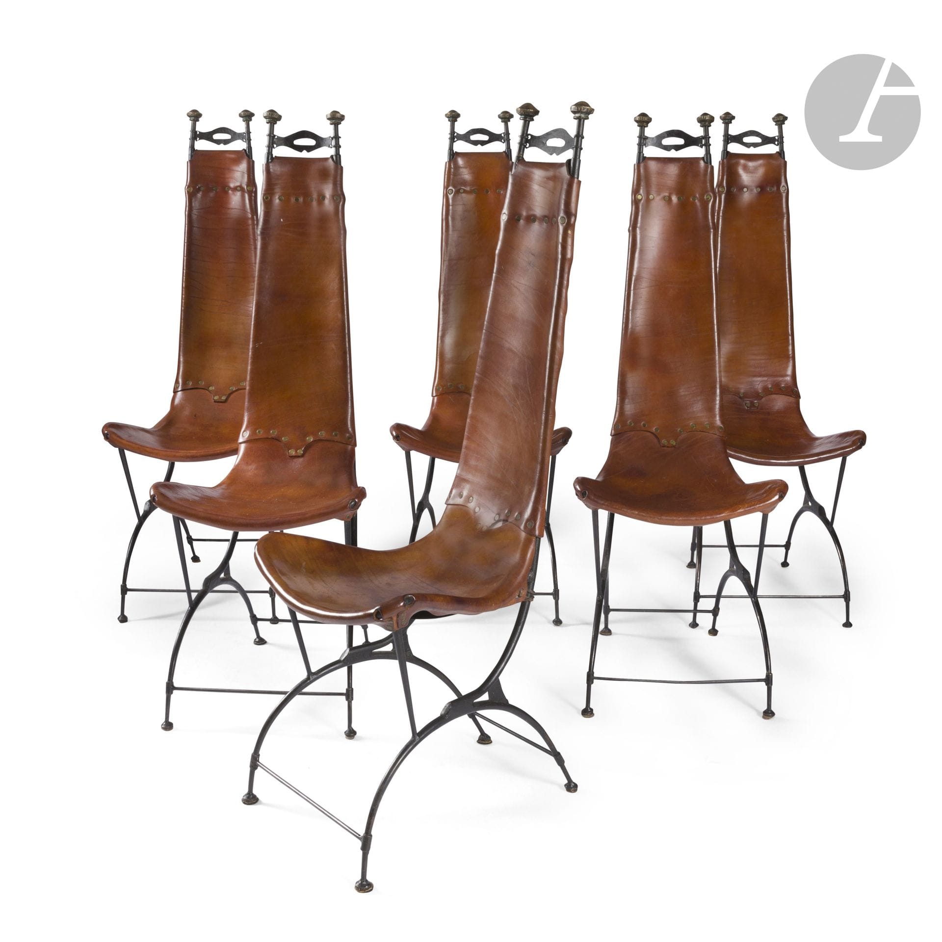 SIDO (1934-1986) (GISÈLE SIDOTI, DITE) & FRANÇOIS THÉVENIN (1931-2016)
Sans titre
Suite de 6 chaises à haut dossier. 
Les structures en fer forgé patiné, assemblées par agrafes et soudures.
Les montants de dossier sommés chacun d’un motif en bronze patiné.
Les assises, se prolongeant en dossiers, réalisées en cuir tendu et riveté. 
Chacune signée du cachet-monogramme S. F. T. au fer à chaud à l’arrière en bas du dossier en cuir. 
Hauteur : 126 cm – Longueur : 46 cm – Profondeur : 53 cm