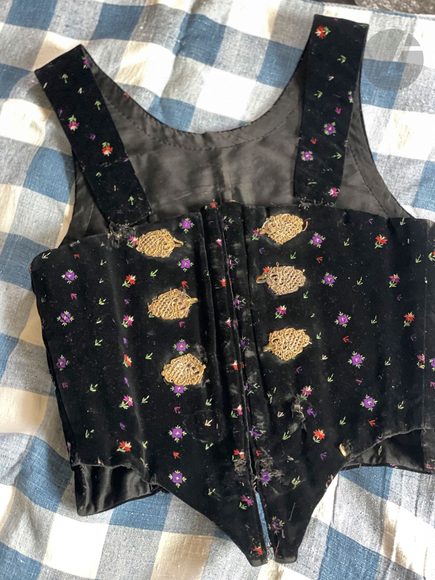 Corset en velours noir à agrafes métalliques guillochées, Alsace, XIXe siècle vers 1880. Velours noir rebrodé de minuscules fleurons en soie bleu ou rouge.