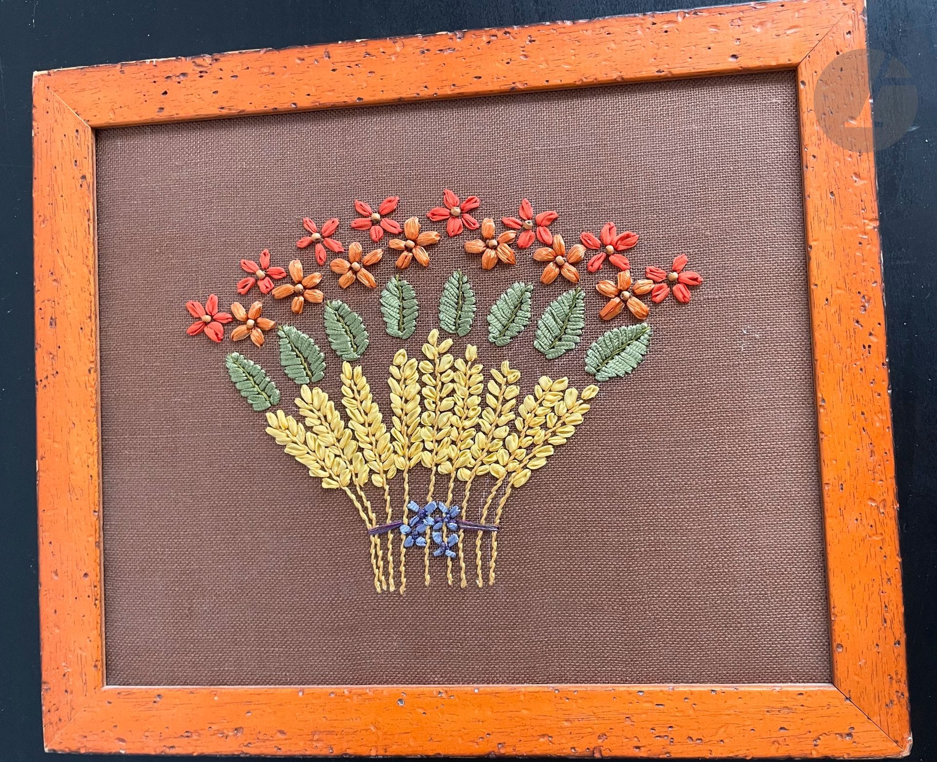 Fournitures d'atelier, fort lot d'écheveaux et pelotes de raphia à broder en fibre naturelle ou viscose de couleur variées dans un carton à chapeau ancien (Qté). On joint : 2 tableautins, création NLM en raphia sur toile de lin
