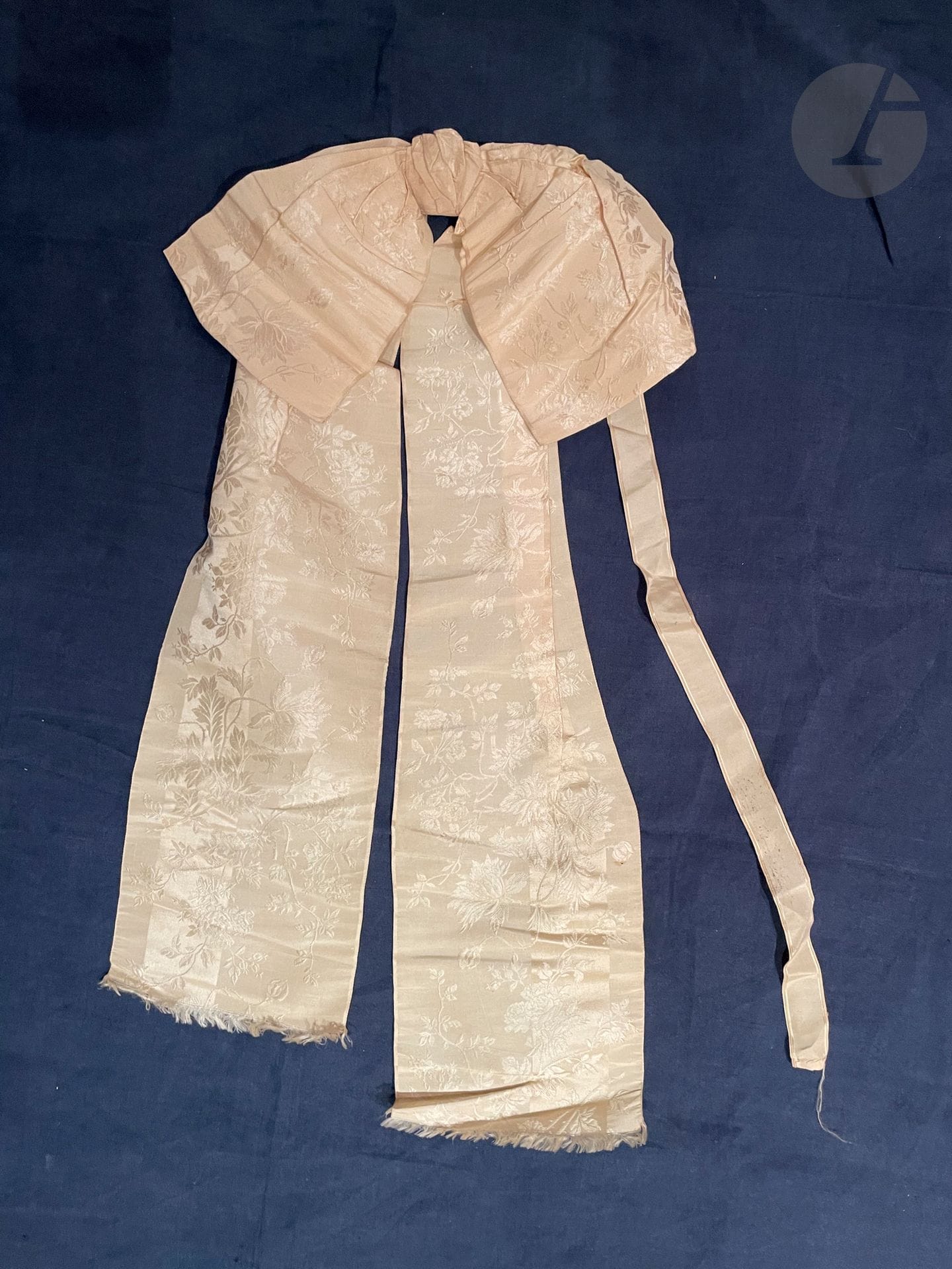Fichus et coiffes à grand nœud du pays de Strasbourg, Kochersberg ou Hanau, vers 1900. En soie damassée ivoire ou taffetas noir (à plat) et fichu croisé taffetas noir à volant de mousseline façonnée finement plissé.