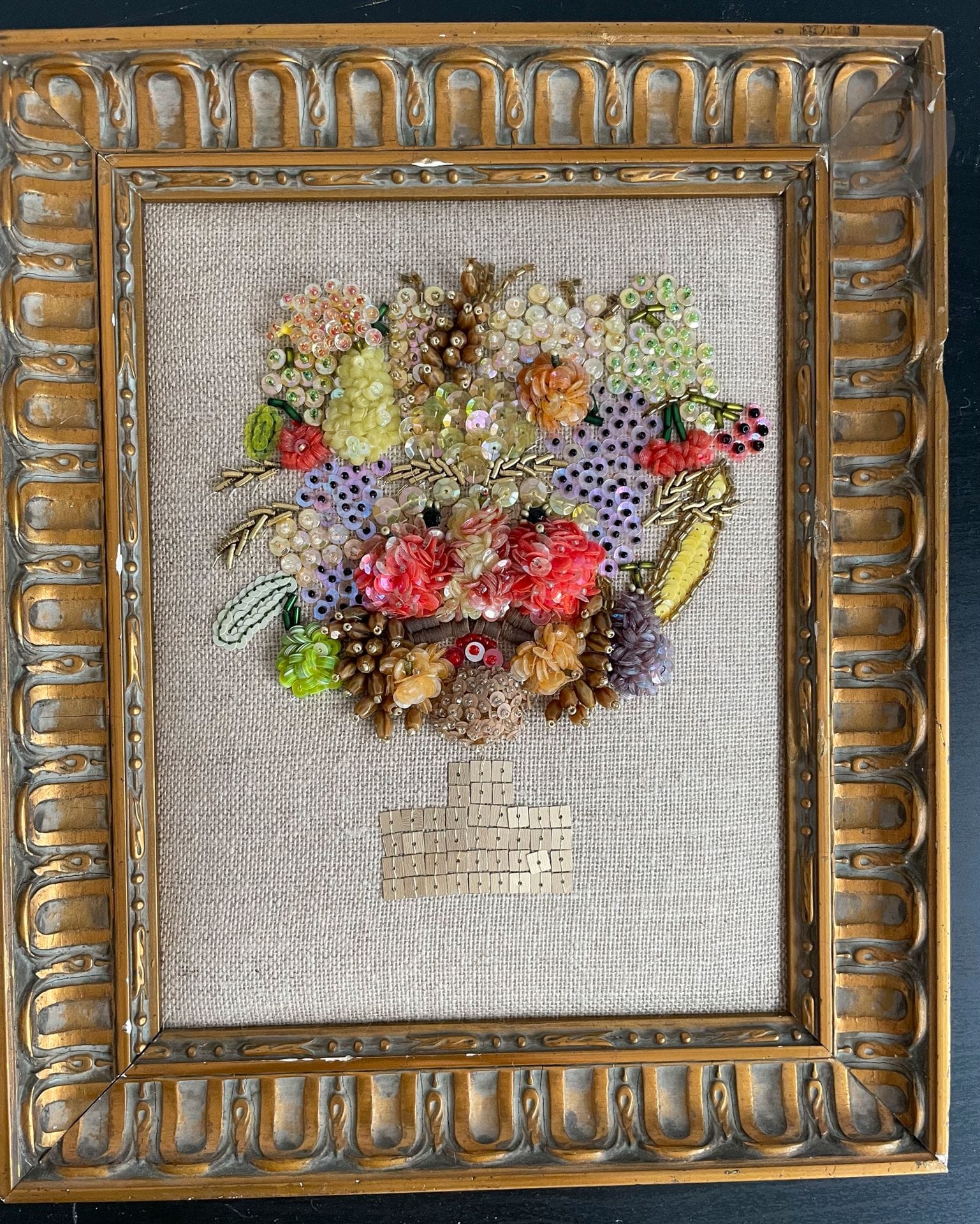 Portrait brodé en Lunéville de perles et paillettes inspiré d'Arcimboldo, composition Nicole Le Maux. Fouillis de paillettes carrées ou rondes avec perle au centre, cannetille dorée ; cadre ancien en bois sculpté et doré.