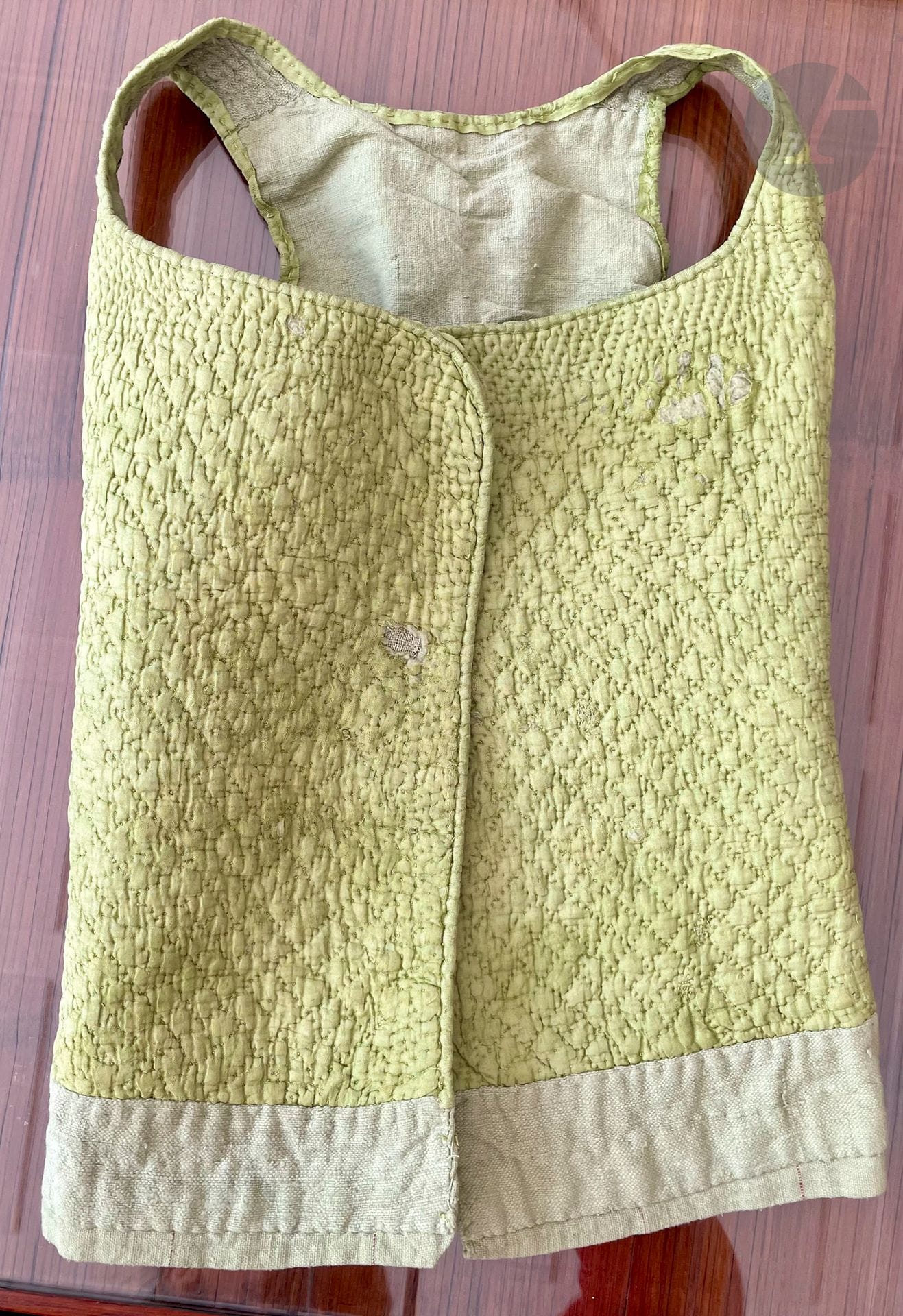 Soft "bricole" body in quilted silk, Alsace, 18th-century period in pistachio-green silk bourrette hand-quilted in diamond pattern, linen lining. H: 40 cm. Back underskirt tie called "bricole" in Provence preserved (fragile silk, a few accidents).