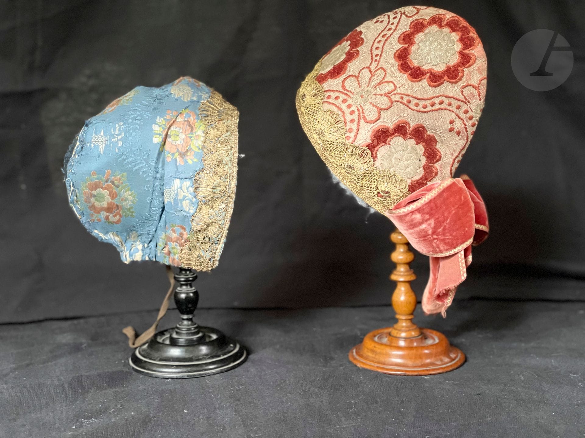 Straight-brimmed brocade and copper velvet bonnet, late 18th century - first third of 19th century. Spun and crimped silver background, large single-body rust velvet finials. Gold bobbin lace on the passe and nacarat velvet bow on the nape of the neck. Attached: a celestial-blue lampas headdress with silk brocade and gold bobbin lace.