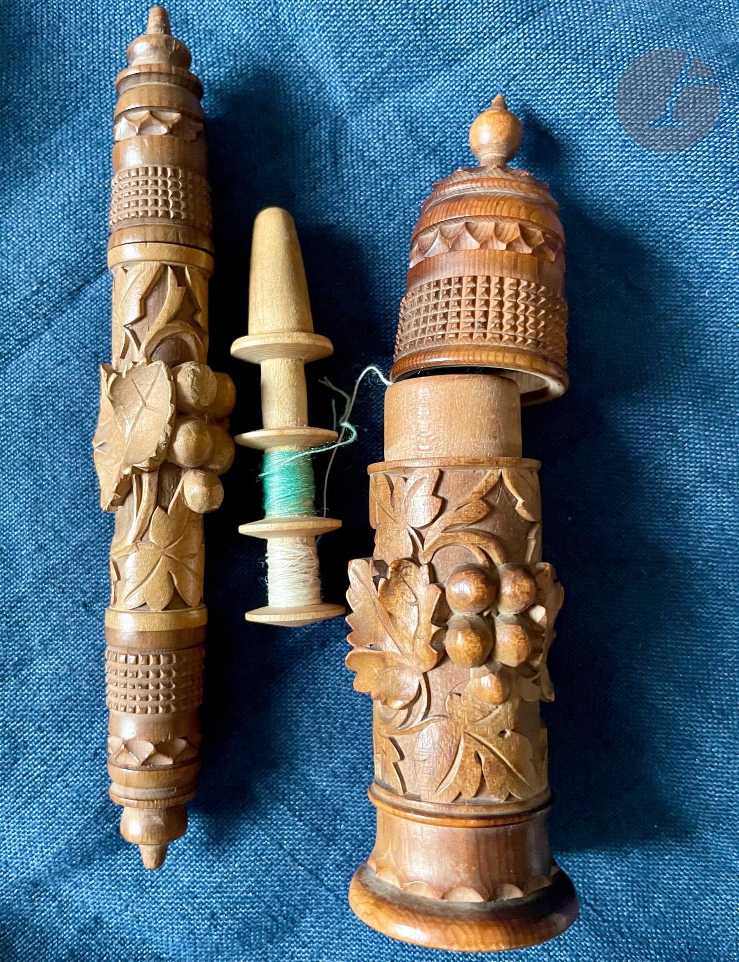 Lot de 2 étuis à aiguille à coudre en bois tendre sculpté, Art populaire, vers 1870. Pampres et grappe de raison en relief Longueur moy : 14 cm On joint : un lot de Cartes de vœux " pop-up " vers 1880 (naissance, mariage) en papier dentelle et vernis découpé, soie imprimée et brodée, dans une belle boite en carton bouilli et soie.