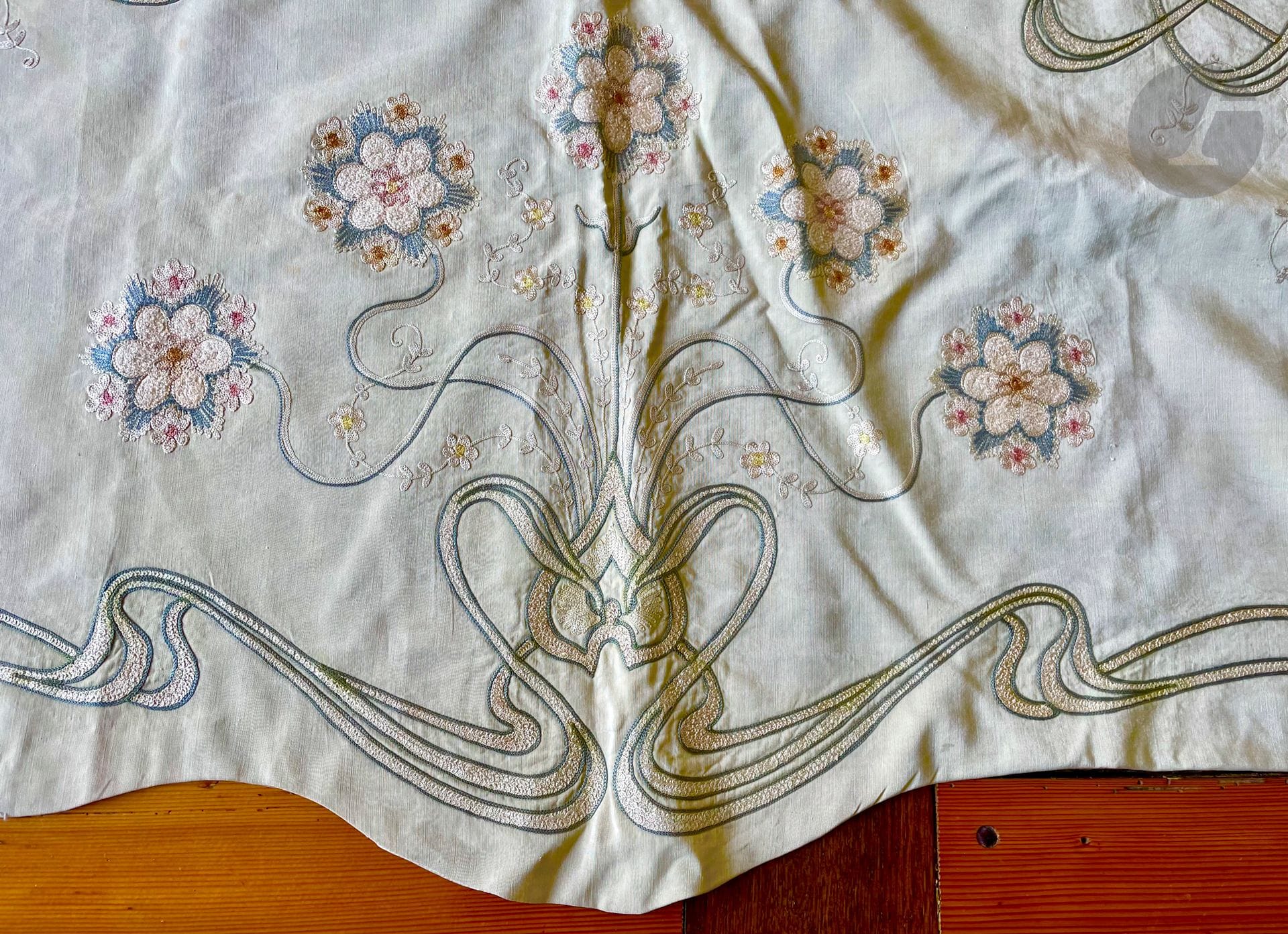 Beau lambrequin d'alcôve Art Nouveau, style Liberty, Alsace, vers 1880. Drap de laine eau du Nil et broderies au passé appliquées en satin. 105 x 185 cm