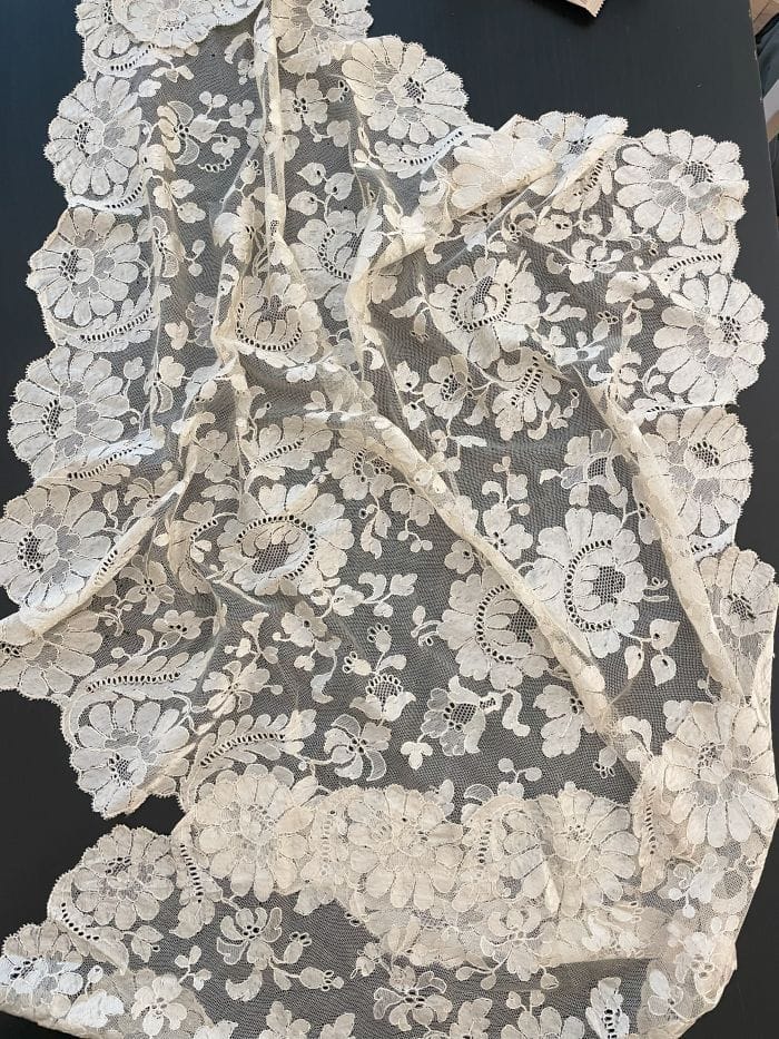 Un fichu-mante en dentelle Blonde de soie. Fleurs ombrées, jours et grille (90 x 180 cm)