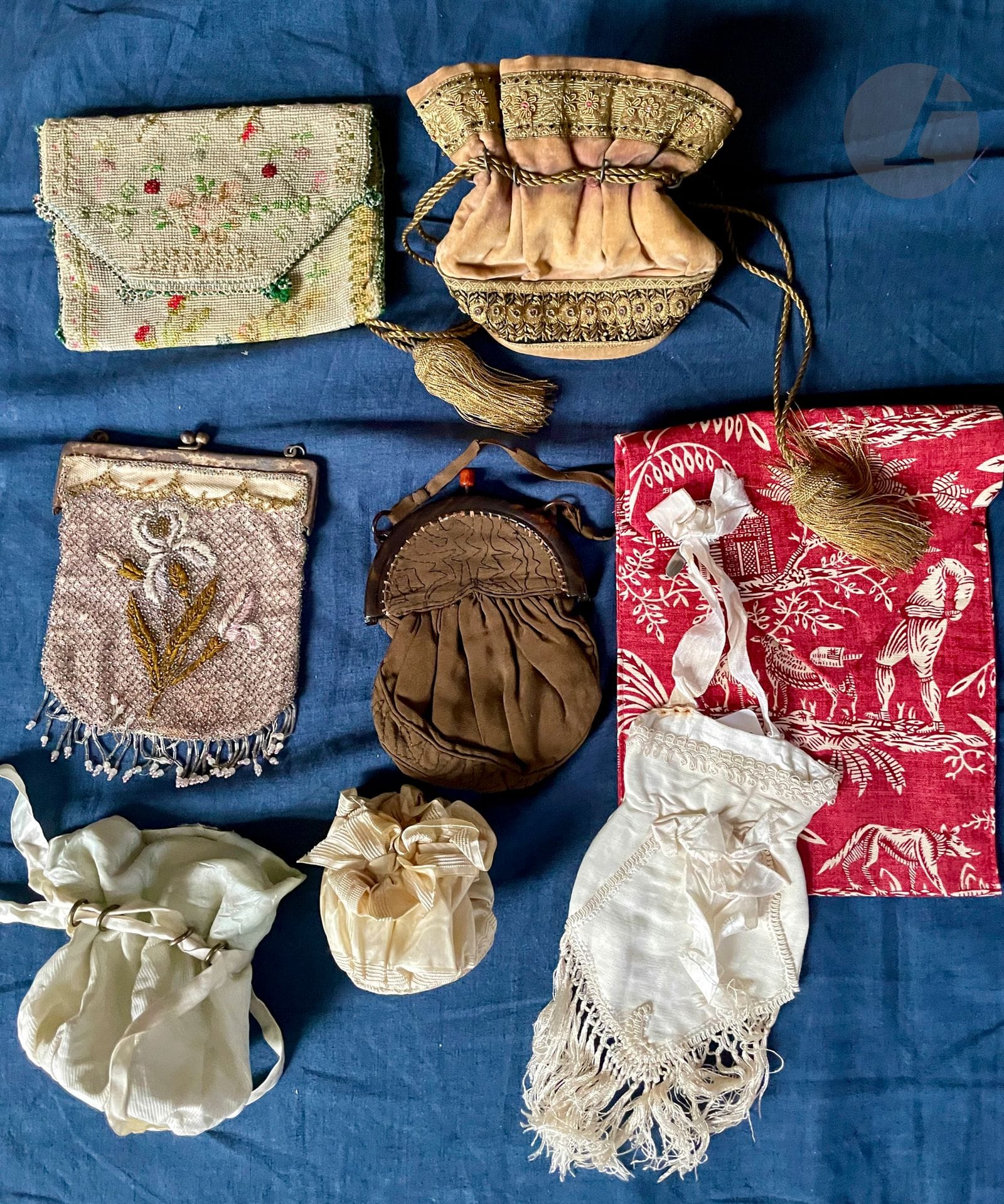 Lot de 9 aumonières ou sacs brodés perle, soie ou fils d'or, fin XIXe- début XXe siècle dont un en velours de soie camel, cordelière à gland et broderie en strass et filé doré : 4 aumonières de mariée ou communiante en soie champagne ou ivoire ; 1 sac perlé et un en soie unie à bouton " corail " vers 1920, une petite pochette brodée au point de croix .