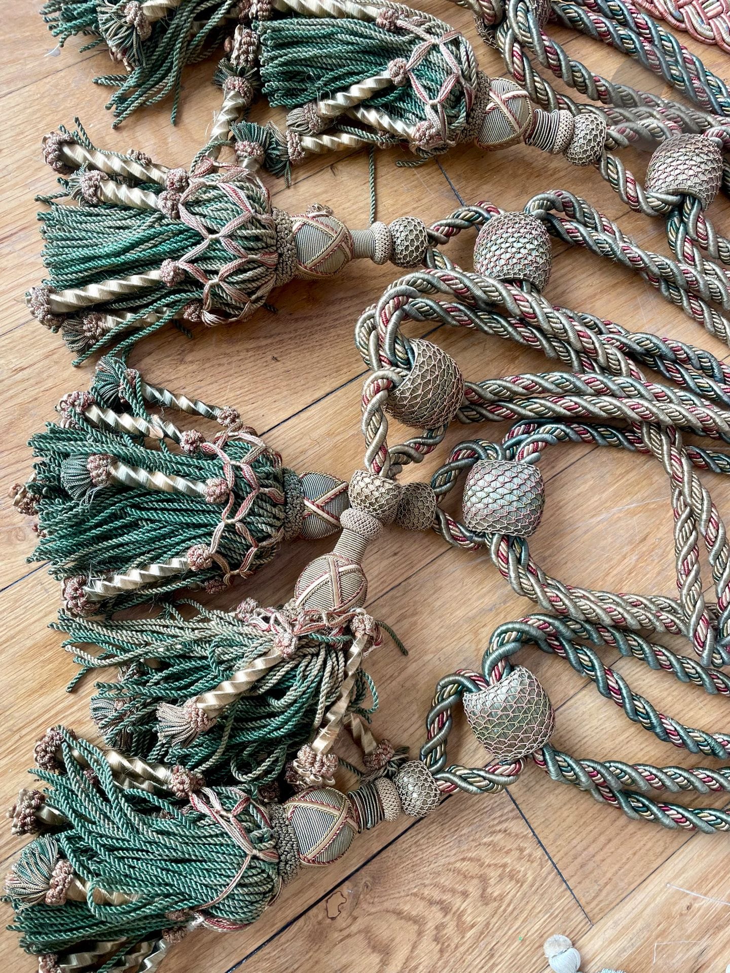 Beautiful lot of silk trimmings, tassels and tiebacks, 20th century. Lot of 6 rich wired tassel and skirt tiebacks in silk passementerie, 4 more twisted silk tiebacks and large yardage of fringe in white silk tassel passementerie.
