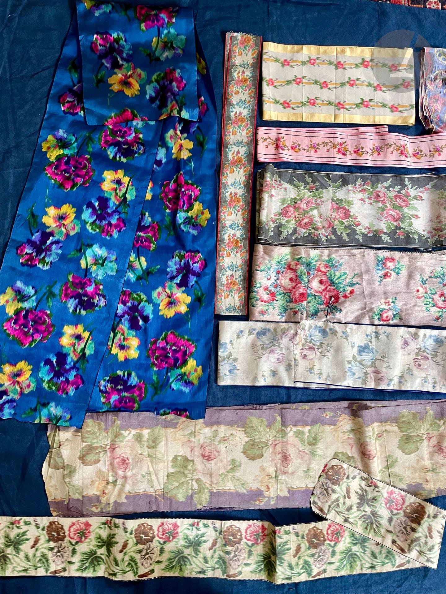 Lot de 9 beaux rubans de coiffe fantaisie " en soie chinée " en taffetas ou satin imprimé sur chaîne, fin XIXe siècle. Dont une belle coiffe à grand noeud en 2 pans bleu électrique aux fleurs en aplats de couleurs vives et des modèles typiques d'impression chinée pour la mode (bel état)