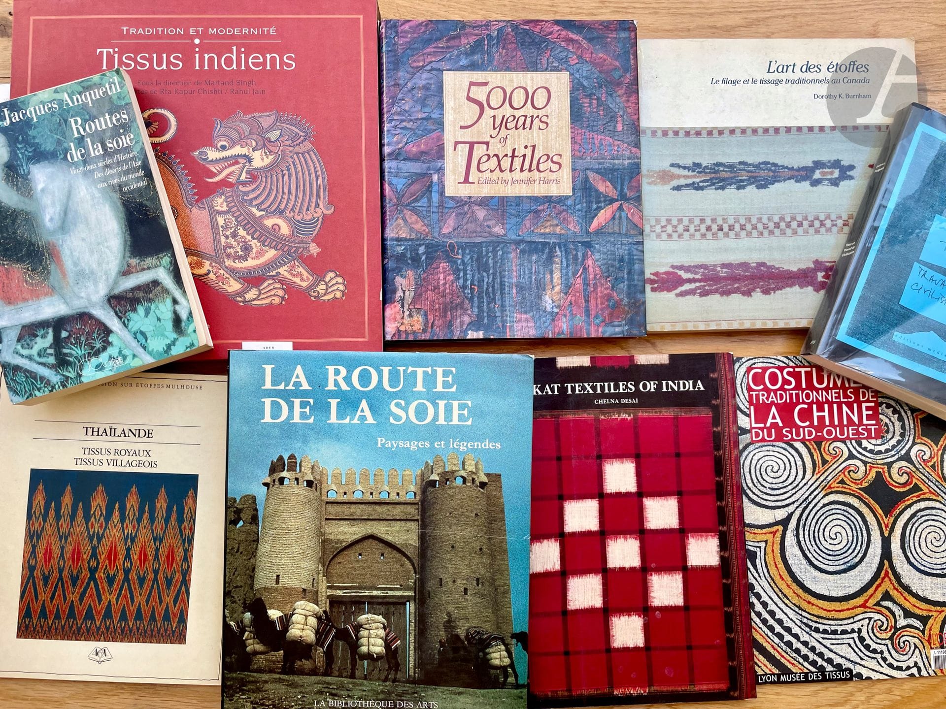 Réunion de 8 ouvrages sur l’Histoire mondiale et régionale des étoffes, route de la Soie :  5000 Years of Textiles ( J.Harris, British Museum Press, 1993 ) - Les routes de la soie – Vingt-deux siècle d’Histoire. Des déserts de l’Asie aux rives du monde occidental(J. Anquetil , J.-C. Lattès, 1992)- Tissu et travail de civilisation ( P. Hugues, Y. Bonnefoy, Éditions Médianes, 1996) L’art des étoffes: le filage et le tissage traditionnels au Canada (D. K. Burnham, Galerie Nationale du Canada, 1981- Tissus indiens (Rta Kapur Chishti (Ed.Charles moreau, 2005 ) - Ikat Textiles of India (C Desai, Chronicle Books Llc, 1988- Namaste Textiles, Tissus du Népal, Tissus royaux, tissus villageois de Thaïlande (Al Fiette, Musée de l’impression sur étoffes Mulhouse, 1988 )- Costumes traditionnels de la Chine du Sud-Ouest (L’Objet d’Art, numéro spécial G.Blazy,2002) - La Route de la soie: Paysages et légendes (JP Drège, La Bibliothèque des Arts, 2000) et  Namaste, Nepal Textiles