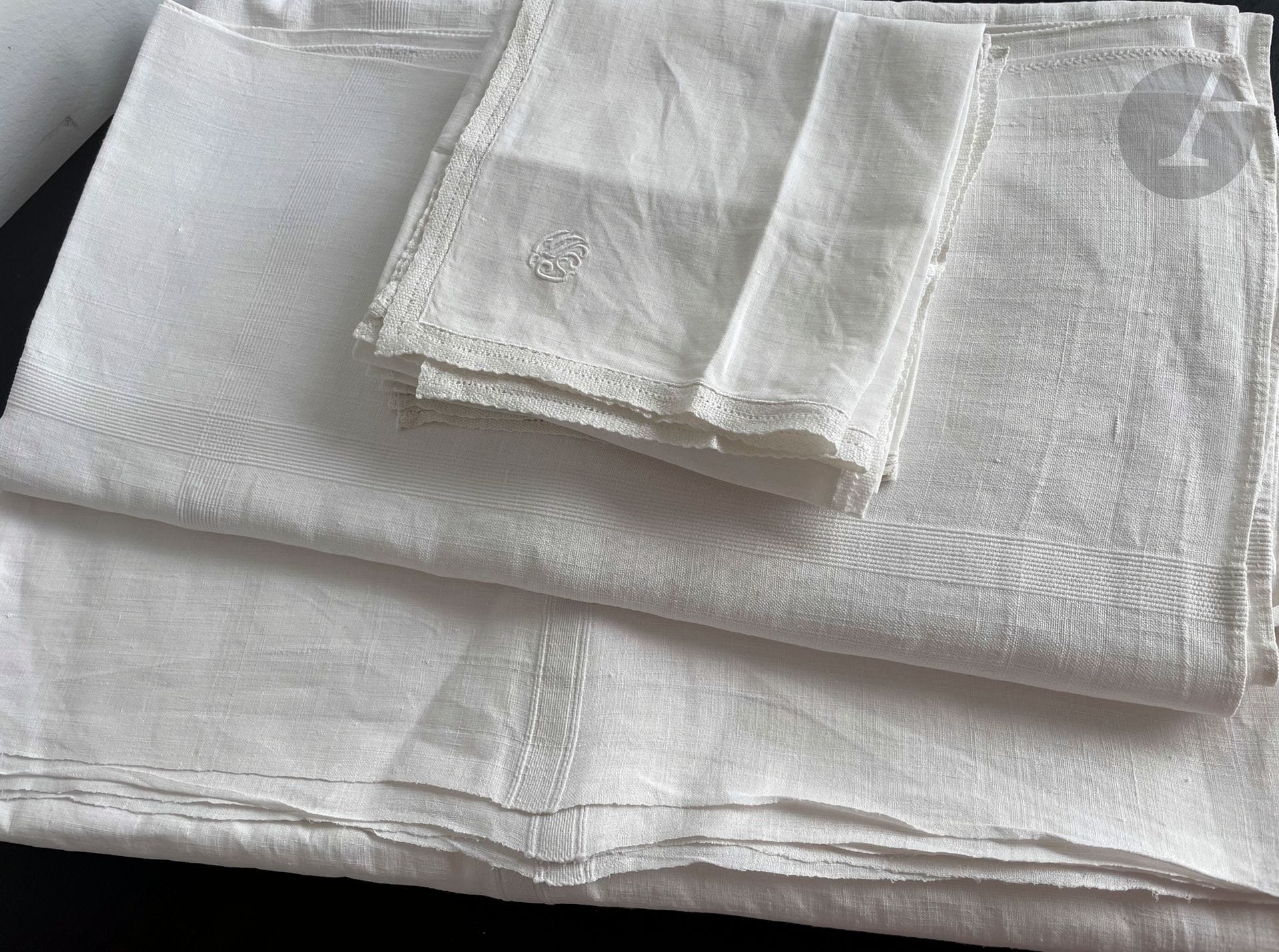Lot de nappes et serviettes de trousseau paysan, en lin fin à liteau nervuré, Alsace, XIXe siècle. La première marqué " CW 24 " au point de croix en rouge (reprises anciennes 180 x 200 cm) ; la seconde 180 x 160 cm) ; une nappe ou drap en Kelsch blanc. On joint : 6 petites serviettes en lin fin bordure au crochet (suture main)