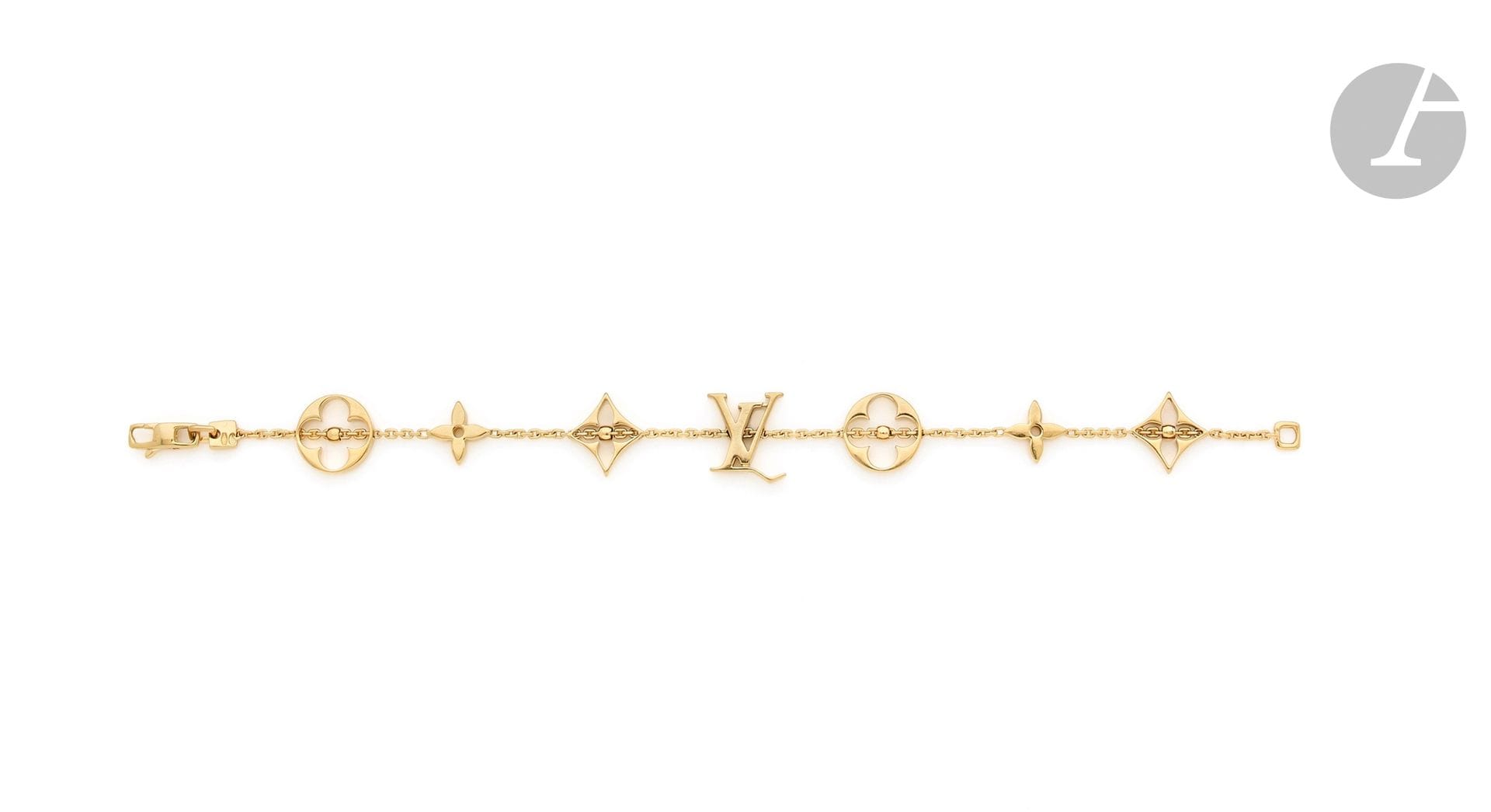 LOUIS VUITTON
Bracelet en or 18K (750) scandé des motifs emblématiques de la Maison. Signé et numéroté. Travail français. Longueur : 17 cm environ. Poids : 10,6 g

A Louis Vuitton bracelet