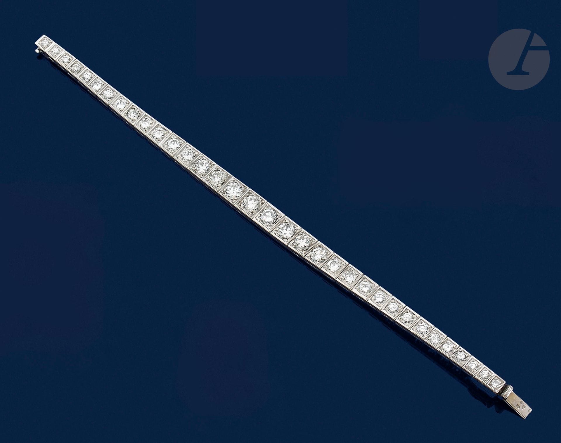 Bracelet ligne en or gris 18K (750), entièrement serti de diamants ronds de taille ancienne ou de taille brillant en chute. Longueur : 17,8 cm environ. Poids brut : 23,6 g

A diamond bracelet