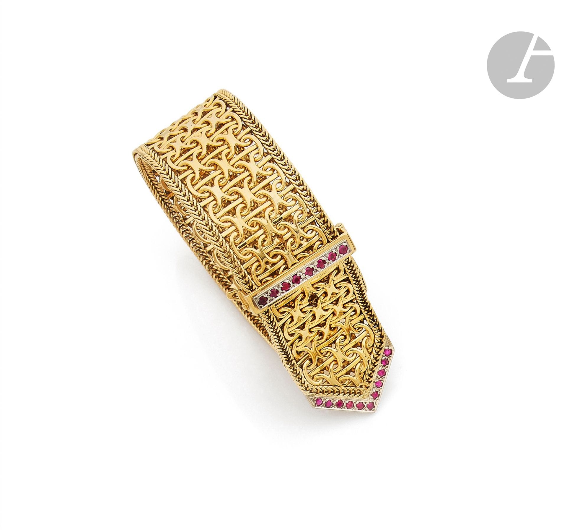 Bracelet ruban en or 18K (750) tressé, le fermoir ceinture en or gris 18K agrémenté de rubis. Travail des années 1960. Dimensions : 21 x 2,5 cm environ. Poids brut : 65,8 g

A 1960 French ruby bracelet
