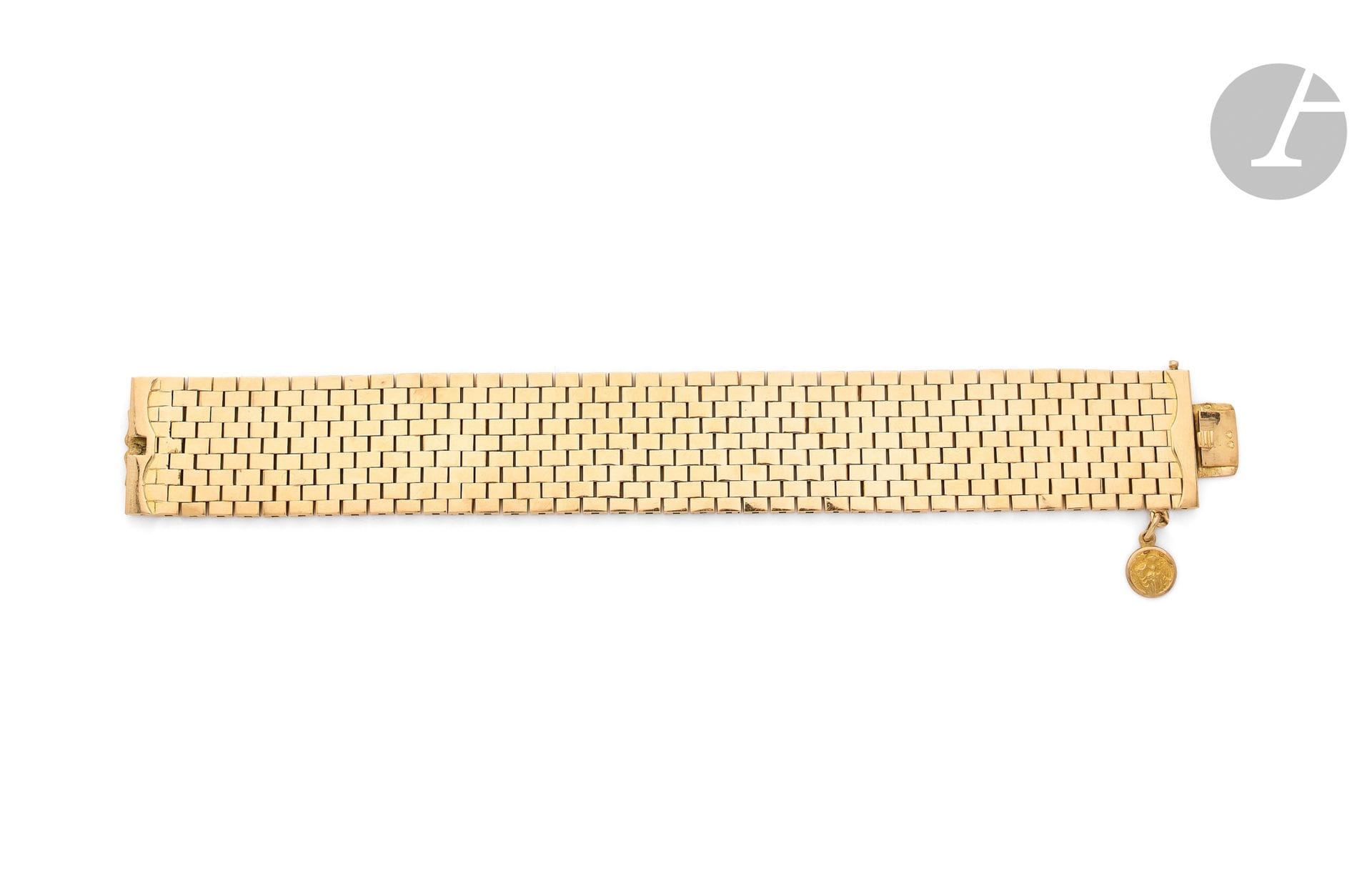 Bracelet ruban en or 18K (750) articulé de petites briquettes. Dimensions : 17 x 2,2 cm environ. Poids : 80,7 g (très petite déformation)

A gold bracelet