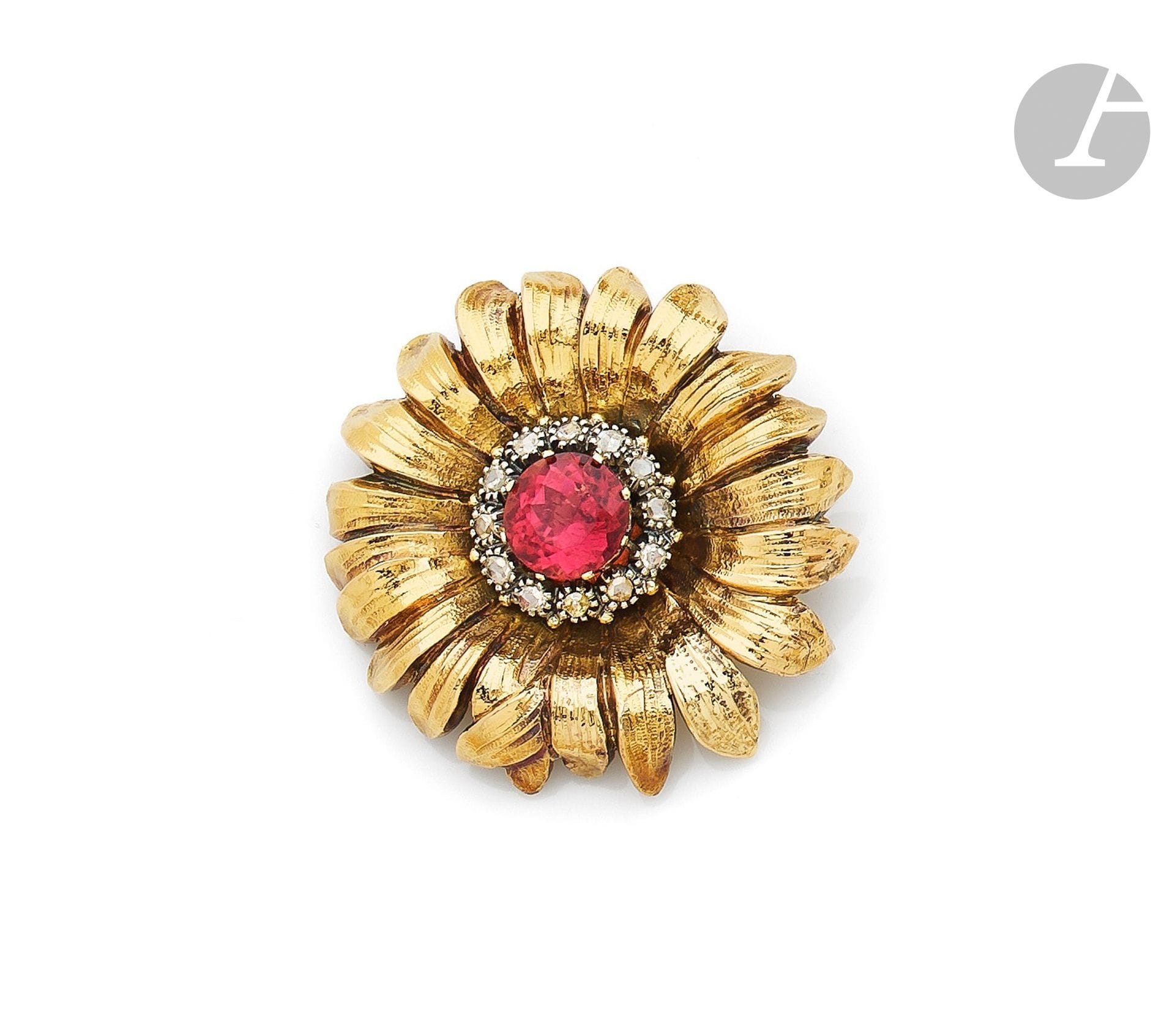 Broche fleur en or 18K (750), le cœur en tourmaline rose ronde entouré de diamants taillés en roses. Diamètre : 4,4 cm environ. Diamètre tourmaline : 10,3 mm. Poids brut : 23,2 g (égrisures)

A tourmaline and diamond brooch