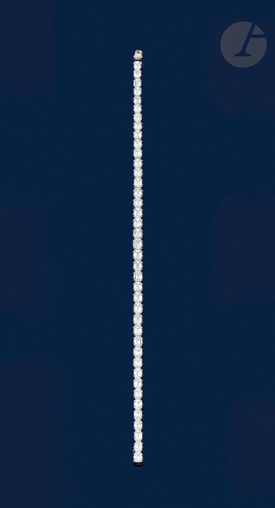 Bracelet ligne en platine et en or gris 18K (750), entièrement serti de diamants de taille émeraude en légère chute. Longueur : 17 cm environ. Poids brut : 24,5 g

A diamond bracelet