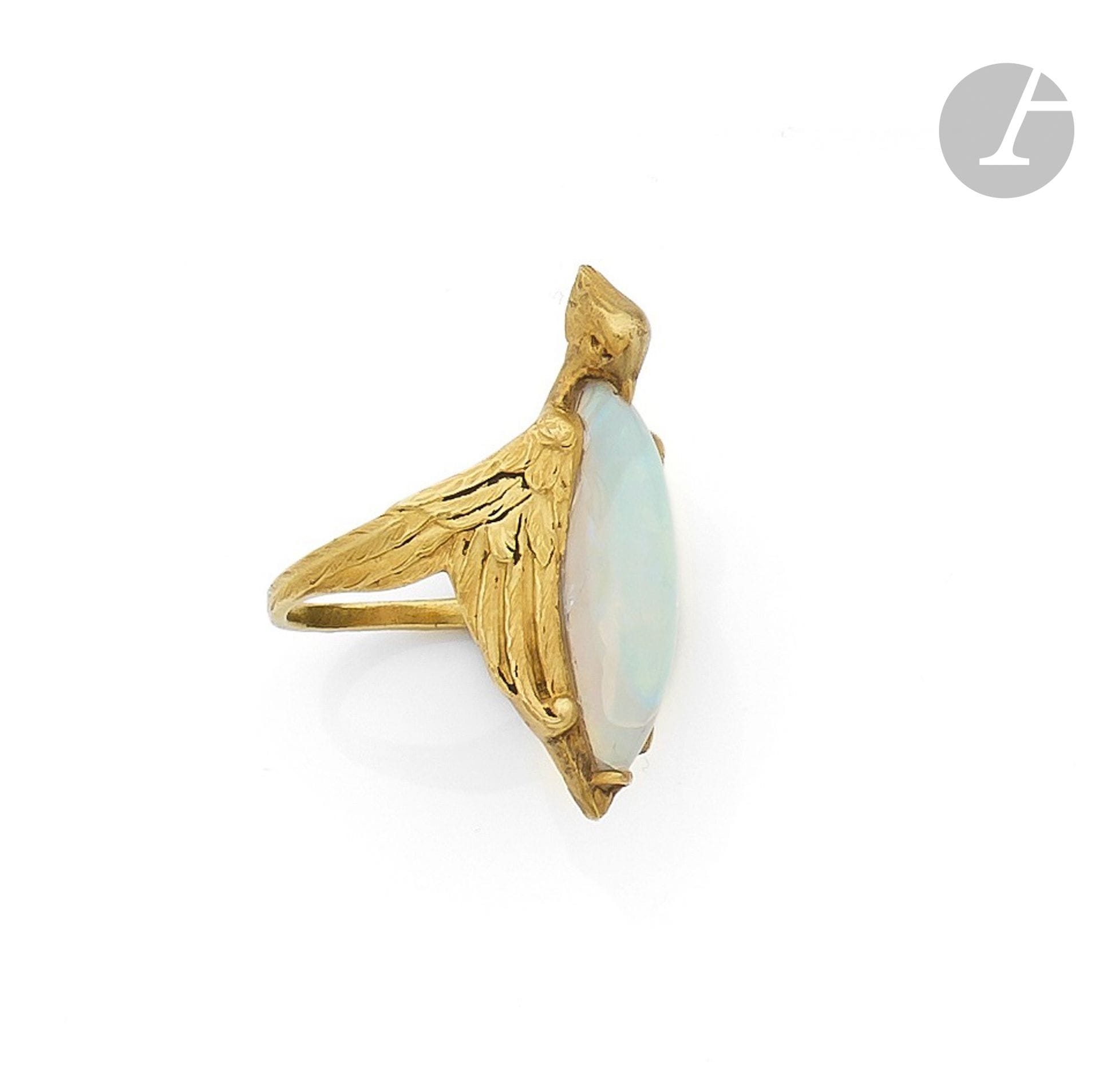 ANTOINE BRICTEUX
Bague en or 18K (750) dessinant un oiseau aux ailes déployées, le corps en opale navette cabochon. Non signée, poinçon de maître. Travail français du début du XXe siècle. Tour de doigt : 55. Poids brut : 9,4 g (chocs et manques de matière)

An early 20th  century Antoine Bricteux opal ring