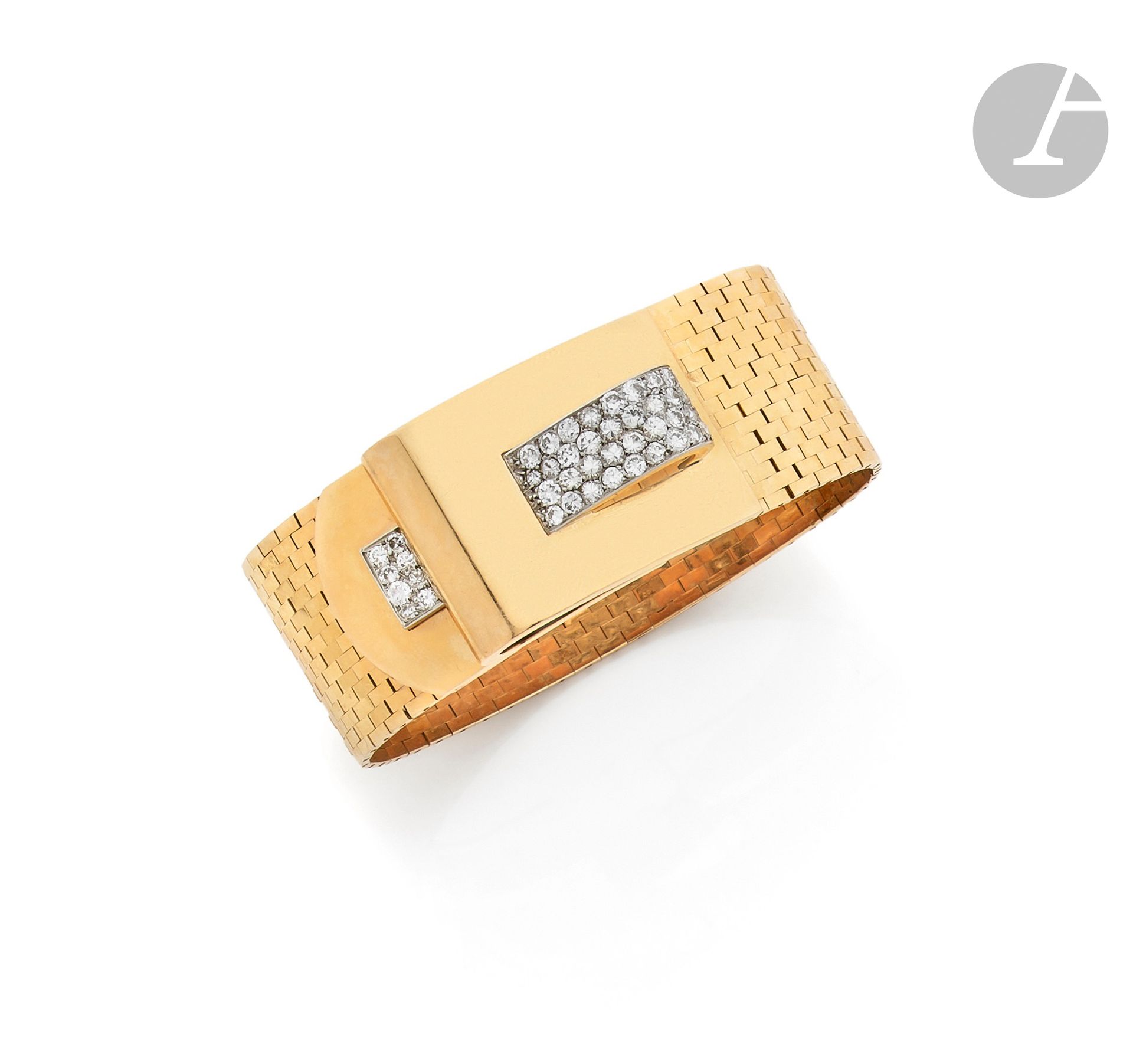HENRY LYON
Bracelet ruban en tissu d'or 18K (750), le fermoir dessinant une boucle appliquée de diamants ronds de taille ancienne pavés sur platine. Travail français des années 1940. Conservé dans son écrin. Dimensions : 2,7 x 18,2 cm environ. Poids brut : 75,6 g (chocs)

A Henry Lyon bracelet