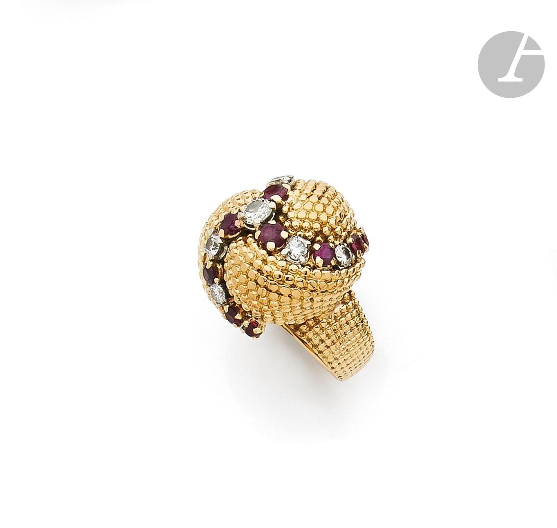Bague turban en or 18K (750), sertie d'une spirale de rubis et de diamants ronds de taille brillants sur platine. Travail français des années 1960. Tour de doigt : 50. Poids brut : 18,3 g (égrisures)

A 1960 French ruby and diamond ring