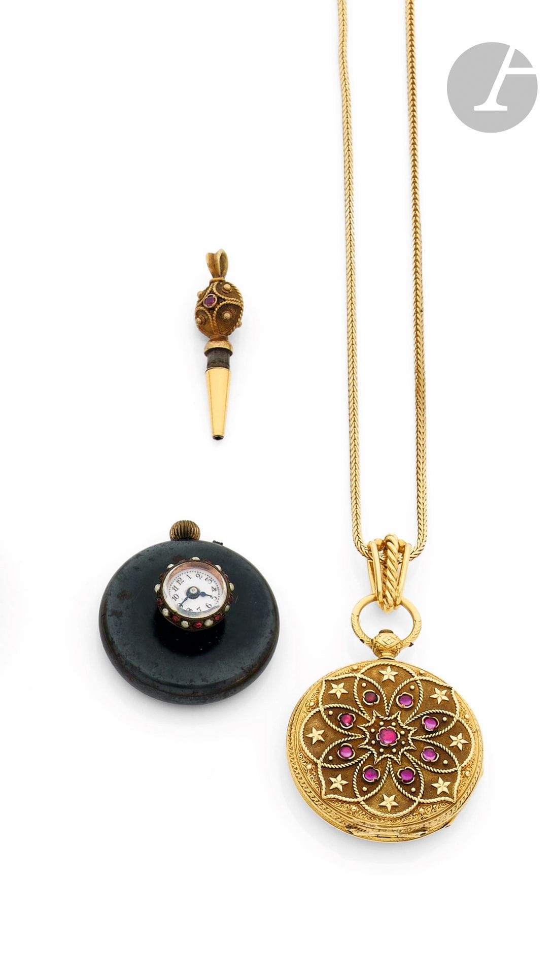 CHEDEL 
CIRCA 1860
Petite montre de poche en or jaune 18K et pierres rouges avec sa clef assortie et une chaîne en or 18K. 
Boîtier : revers orné d'une rosace sur fond amati et pierres rouges, cuvette en or gravée : " Chedel, rue de Rivoli, 164 ". 
Cadran : émail blanc (manques et fêles), index chiffres romains peints et aiguilles 'Breguet' . 
Mouvement : échappement à cylindre. 
Cuvette signée. 
Numérotée 9611. 
Diam. 30 mm 
Poids brut : 30,61 g (montre + chaîne). 
On joint une montre de boutonnière en fer, lunette sertie de demi-perles et pierres rouges.