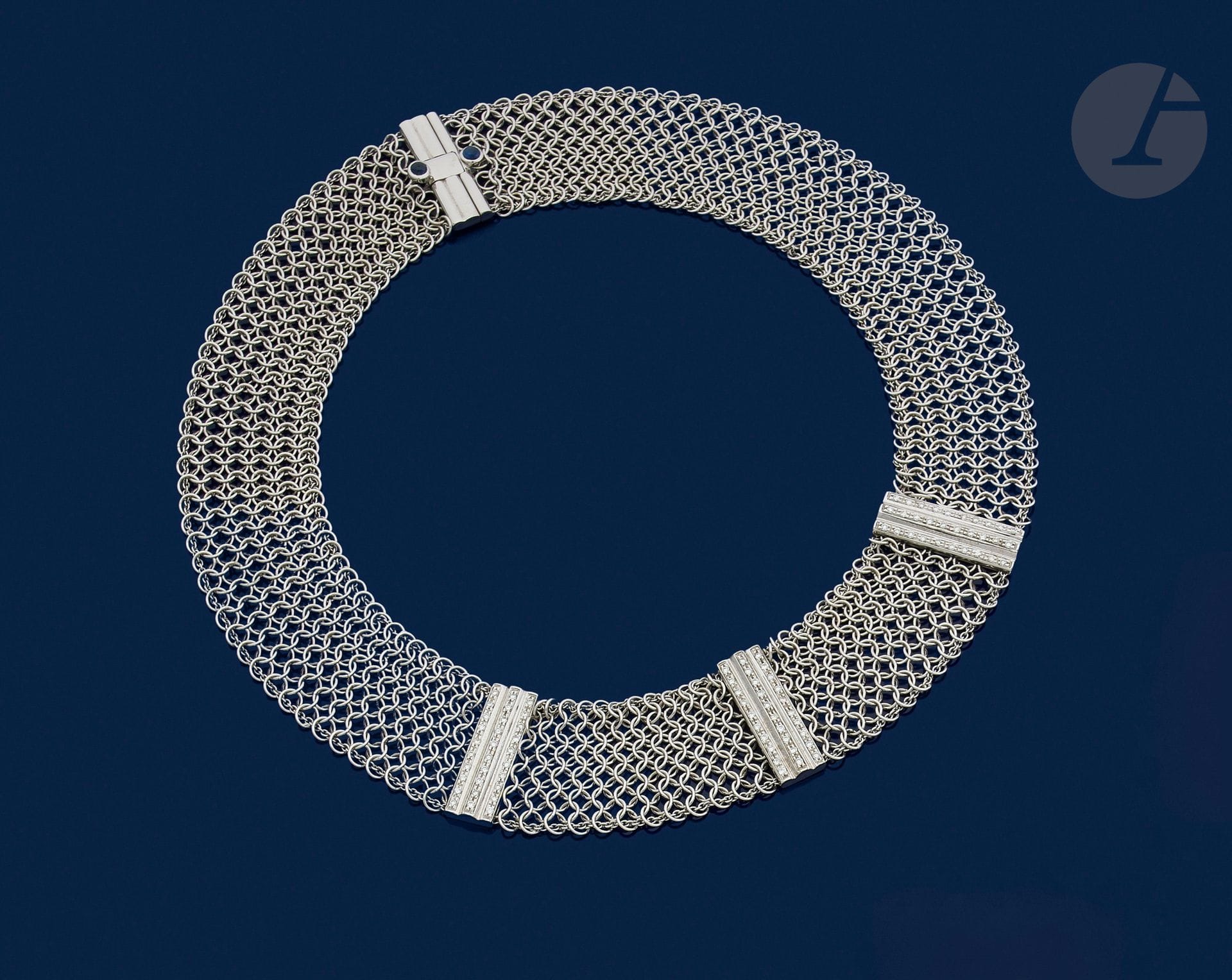 ARFAN
Supple 18K (750) white gold mesh necklace, adorned with 3 bars set with round brilliant-cut diamonds, the clasp highlighted with 2 cabochon sapphires. Signed. Dimensions: approx. 40 x 2.3 cm. Gross weight: 68 g

A Arfan diamond necklace