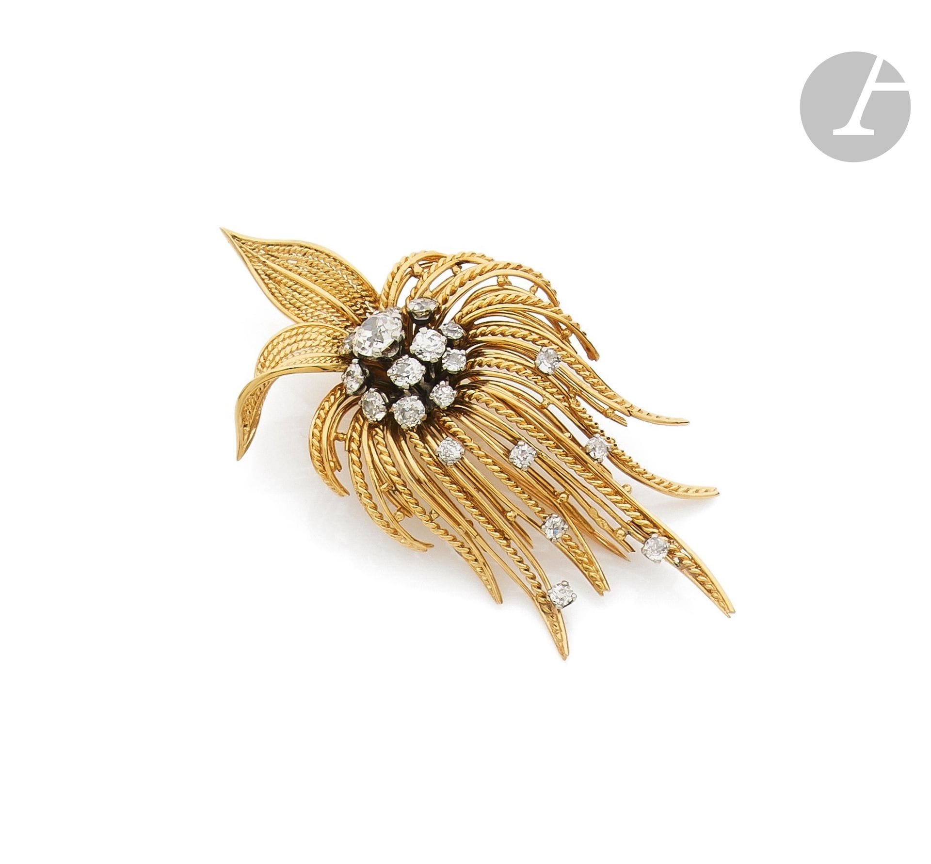 Sheaf brooch-clip in smooth and twisted 18K (750) gold wire, set with old-cut diamonds on platinum. French work, 1960s. Height: approx. 7.5 cm. Gross weight: 24.8 g (accidents, bumps)

A 1960 French diamond brooch