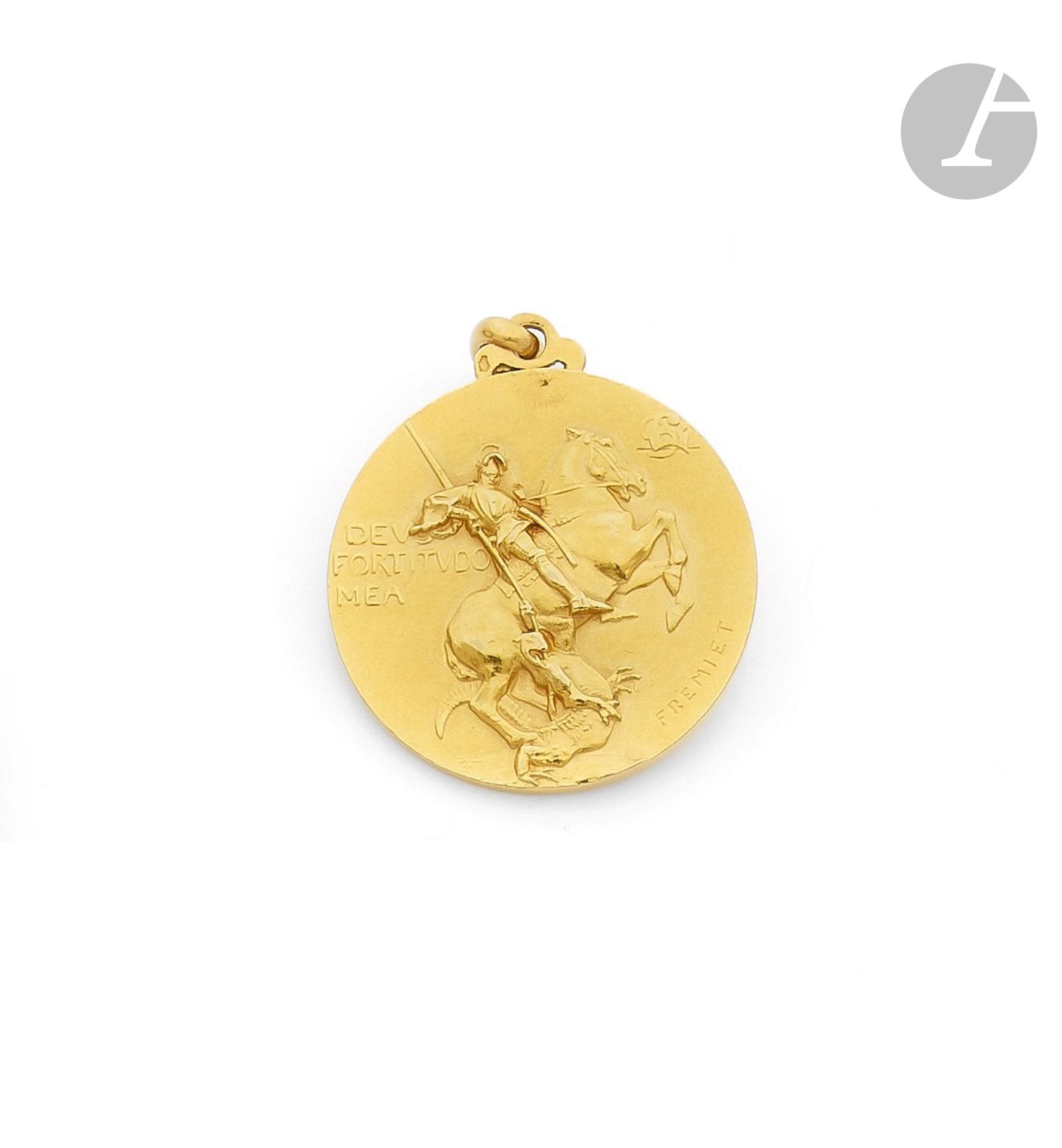 EMMANUEL FREMIET
Médaille en or 18K (750) gravée à l'effigie de Saint Georges terrassant le dragon et de la devise "Deus Fortitudo mea", au revers, un blason vide surmonté d'un casque accompagné de la devise "Eques equitum". Signée. Travail de la fin du XIXe siècle. Diamètre : 3 cm environ. Poids : 20,3 g 

A late 19th  century Emmanuel Fremier medal