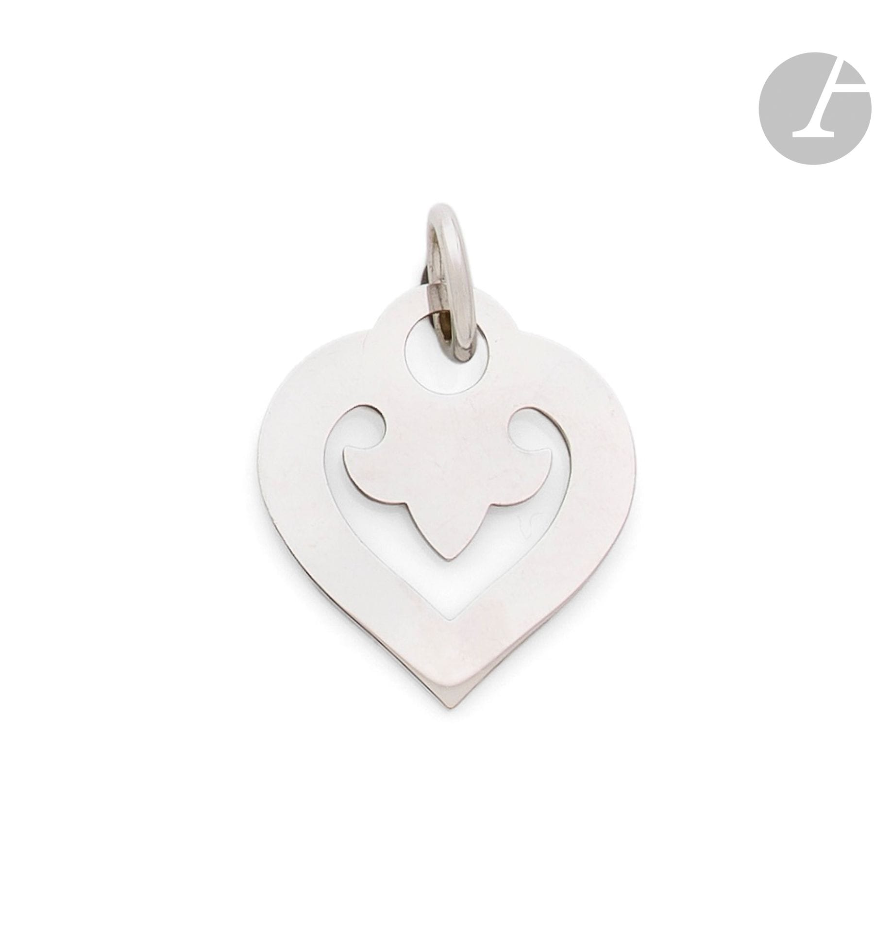 O. J. PERRIN
Pendentif en or gris 18K (750), modèle Cœur Légende. Signé. Travail français. Conservé dans son écrin. Dimensions : 3 x 2,6 cm environ. Poids : 7,2 g

A O. J. Perrin pendant