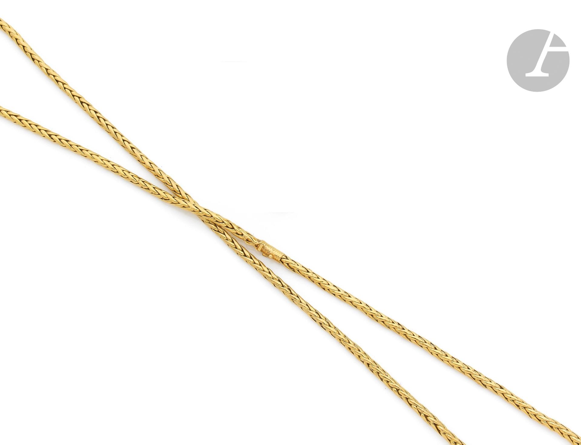 Long collier en or 18K (750) tressé. Travail français. Longueur : 71 cm environ. Poids : 28,9 g

A gold necklace