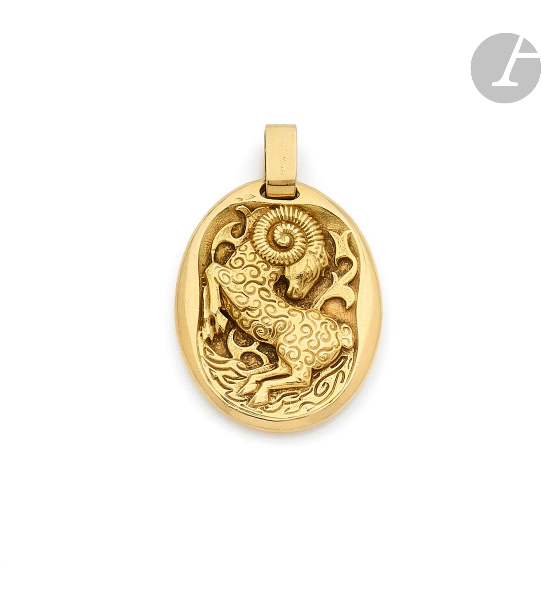 CARTIER
Astrological pendant in 18K (750) gold engraved with the sign of the ram. Signed. French work, 1970s. Dimensions: approx. 2.8 x 3.5 cm. Weight: 32.2 g

A Cartier zodiac pendant