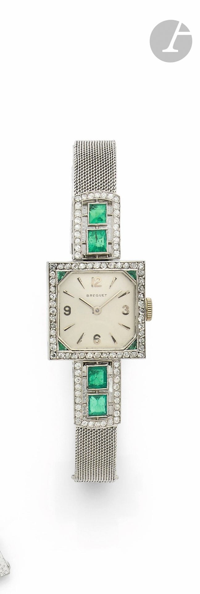 BREGUET
ANNEES 20
VENDUE EN 1961
Montre bracelet de dame en platine, or gris 18K (750), émeraudes et diamants.
Boîtier : carré en platine (travail français), lunette sertie de diamants (T.A), et petites émeraudes triangulaires aux coins, attaches articulées et ajourées serties de diamants, ornées chacune de deux émeraudes carrées dans un serti perlé. 
Cadran : argenté, index chiffres arabes et flèche appliqués, signé. 
Mouvement : mécanique (postérieur)
Bracelet : ruban à fine maille en or gris avec boucle  simple ajustable, poinçons d'importation. 
Numérotée 808.
Diam. 21 mm
Poids brut : 36,6 g 
Avec : attestation d' Emmanuel Breguet datée de 2001, confirmant la vente en 1961.