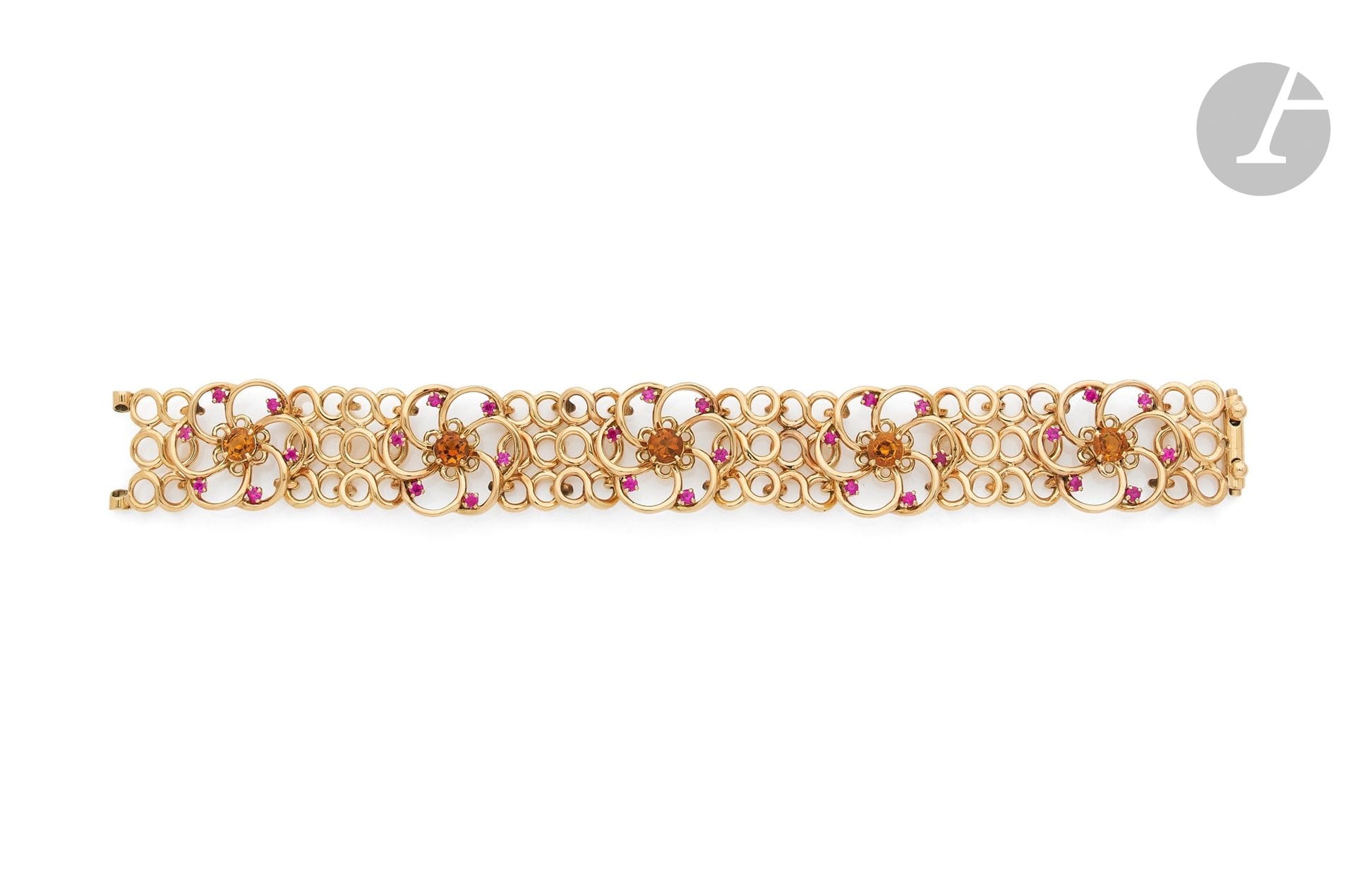 18K (750) gold wire bracelet forming 5 flowers, each set with a round citrine and synthetic rubies. Work of the 1950s. Dimensions: approx. 17.8 x 2 cm. Gross weight: 56.4 g

A 1950 citrine and synthetic ruby bracelet