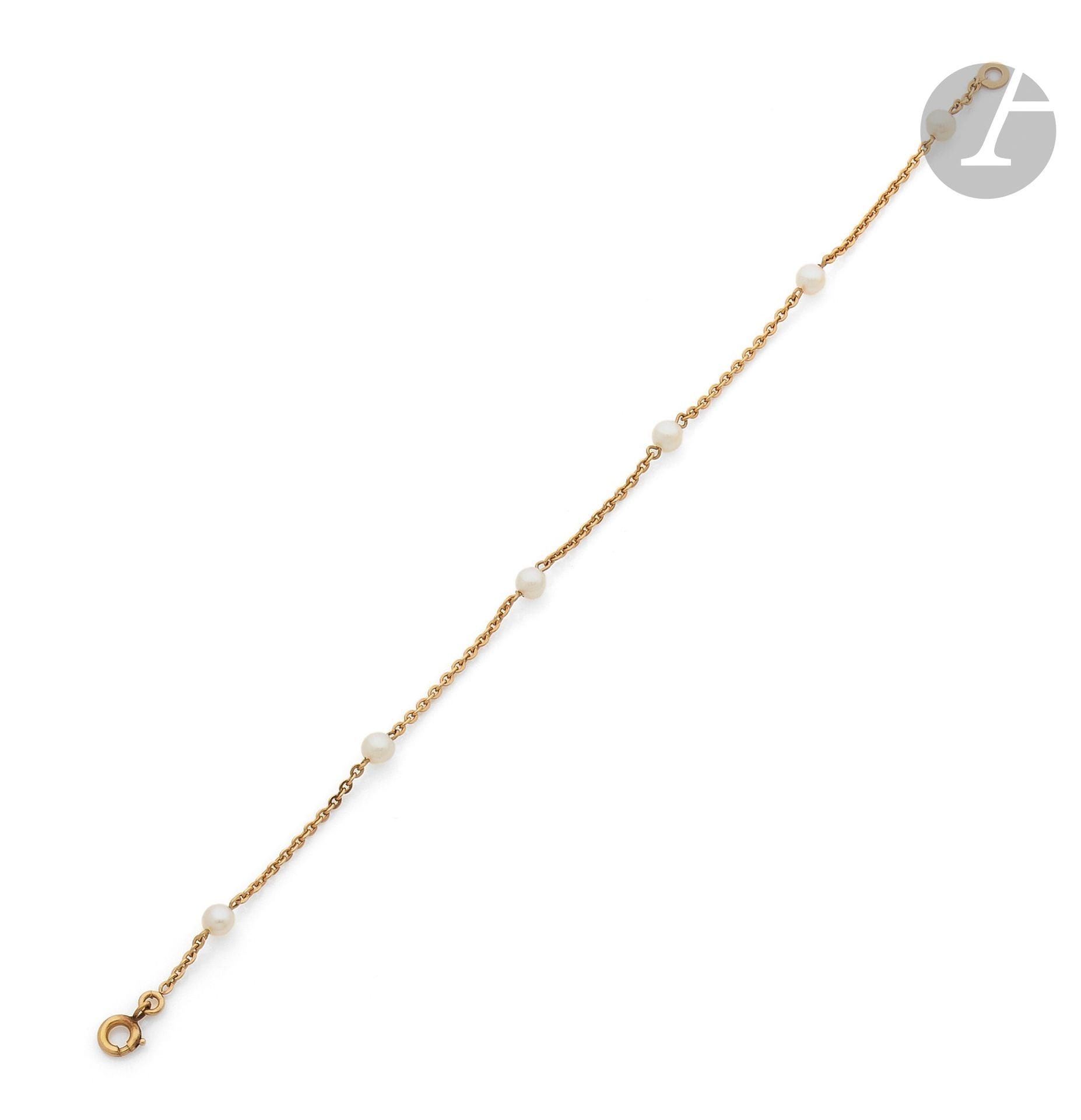 Bracelet en or 18K (750), agrémenté de 6 perles de culture. Longueur : 17,5 cm environ. Poids brut : 2,2 g

A cultured pearl bracelet
