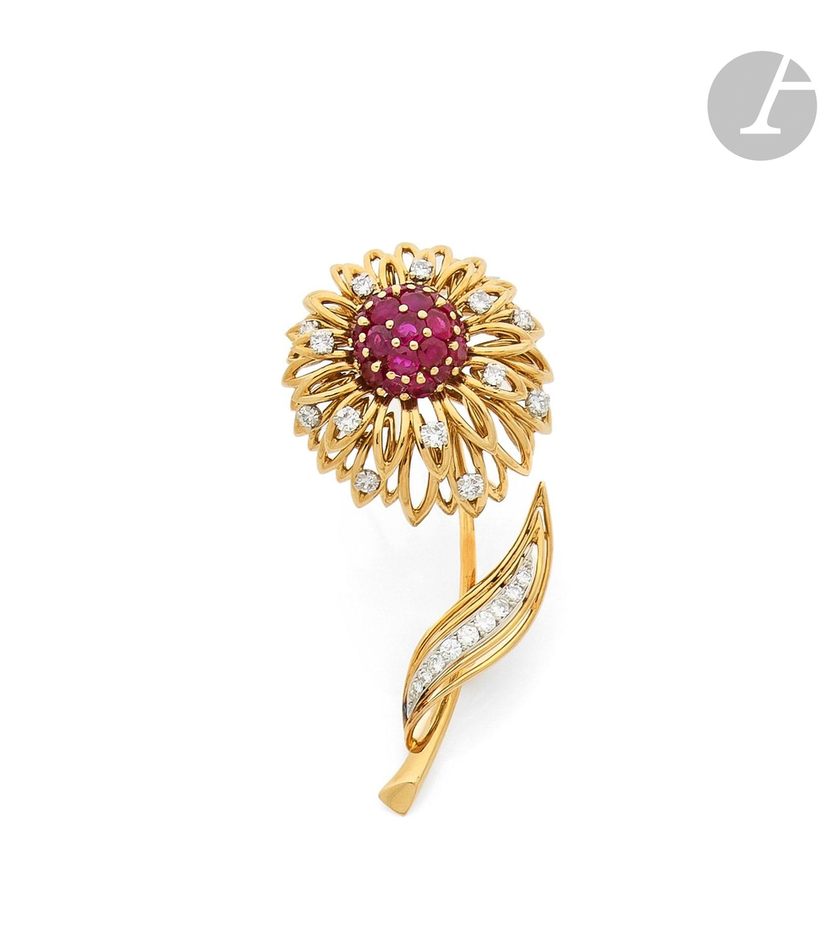VAN CLEEF & ARPELS
Broche-clip fleur en fils d'or 18K (750), le coeur en rubis rond, les pétales et la tige soulignés de diamants ronds de taille brillant. Monogrammé et numéroté. Travail français des années 1960. Hauteur : 6,2 cm environ. Poids brut : 24,3 g (chocs)

A 1960 Van Cleef & Arpels ruby and diamond brooch