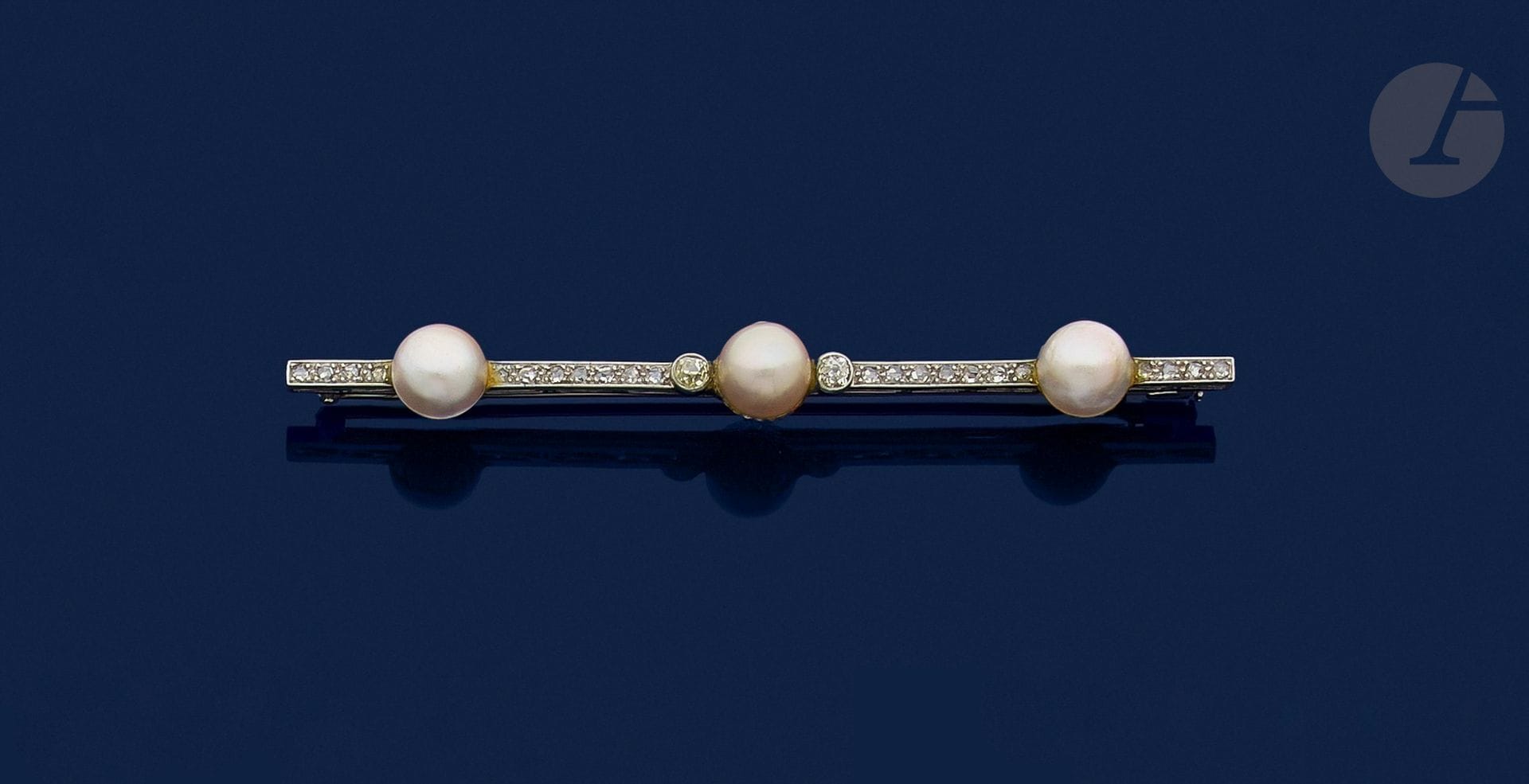 Broche-barrette en platine (épingle en or gris 18K (750)),  sertie de perles de culture mabé, celle du centre épaulée de diamants de taille ancienne, agrémentée de diamants taillés en roses. Travail des années 1920. Longueur : 8,7 cm environ. Poids brut : 10,9 g (colle)

A 1920 cultured pearl and diamond brooch
