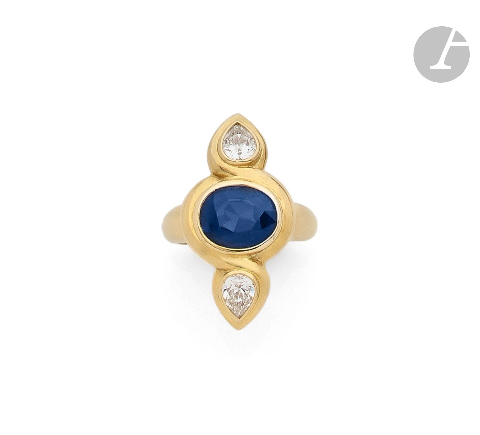 RENÉ BOIVIN
18K (750) gold ring, set with an oval sapphire and two drop-cut diamonds. Signed. French work. Finger size: 51. Dimensions of sapphire: approx. 10 x 8.2 x 4.5 mm. Gross weight: 11.3 g

The sapphire is accompanied by a GEM-Paris pre-report (2024) attesting: origin Sri Lanka, heated.

To René Boivin ring