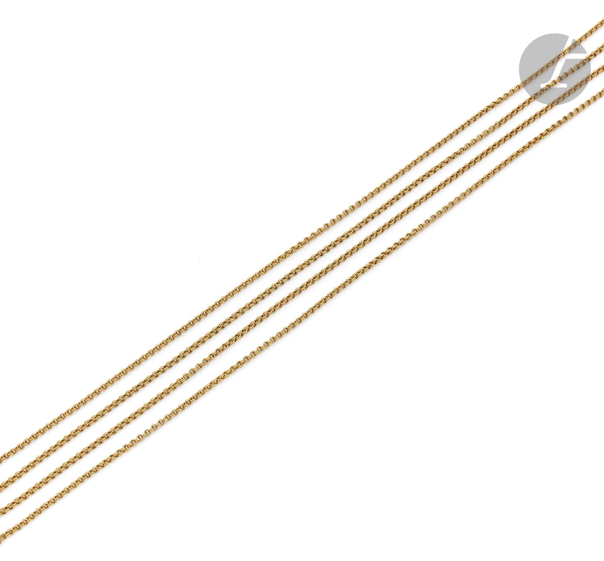 Chaîne de montre en or 18K (750) à doubles maillons escargot. Travail français de la fin du XXe siècle. Longueur : 162 cm environ. Poids : 46,9 g

A French late 20th  century necklace