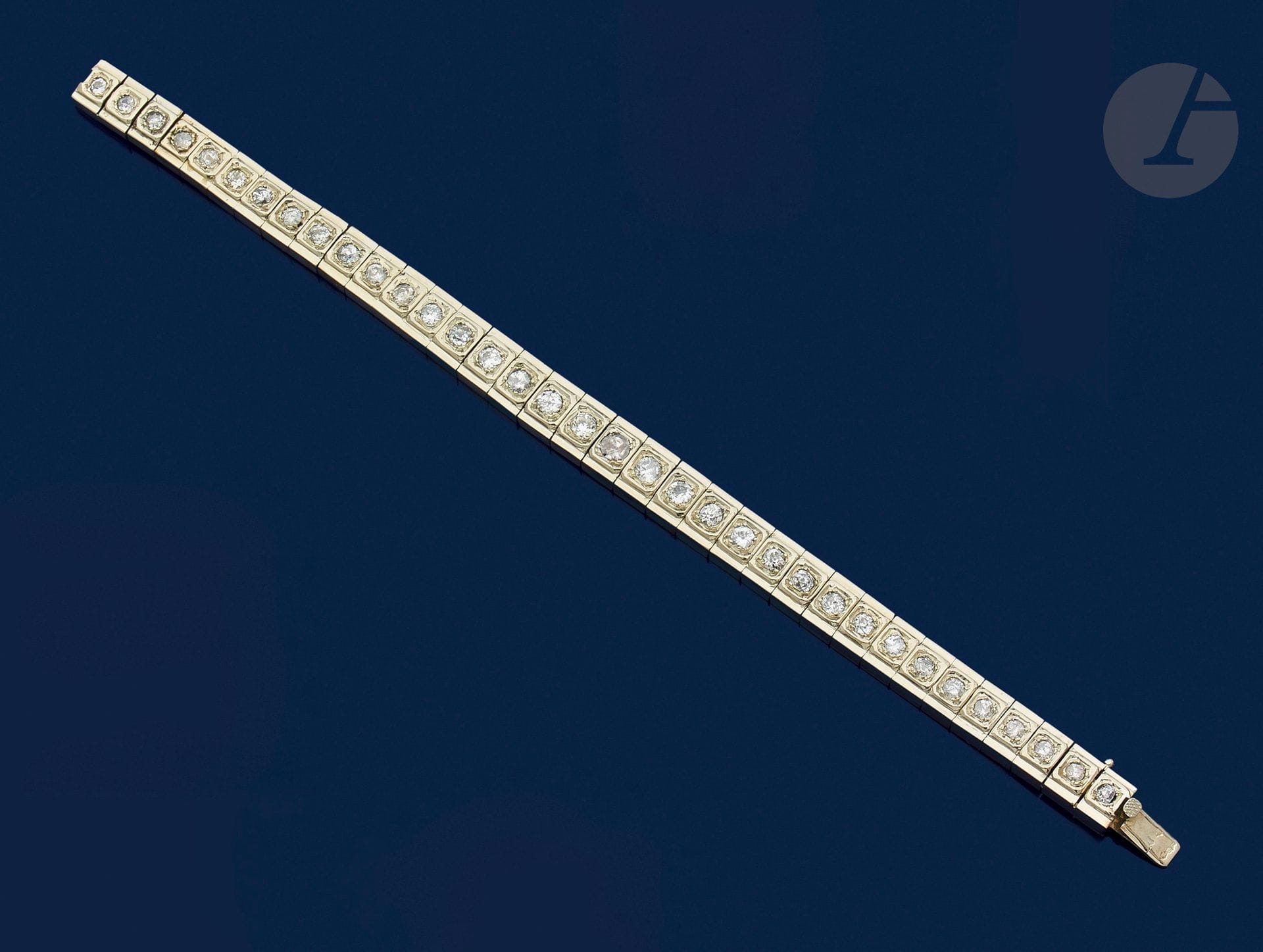 Bracelet in platinum and 18K (750) white gold, entirely set with rounded old-cut diamonds. French work from the 1950s. Dimensions: 17.5 x 0.8 cm approx. Gross weight: 27 g (bumps)

A French 1950 diamond bracelet