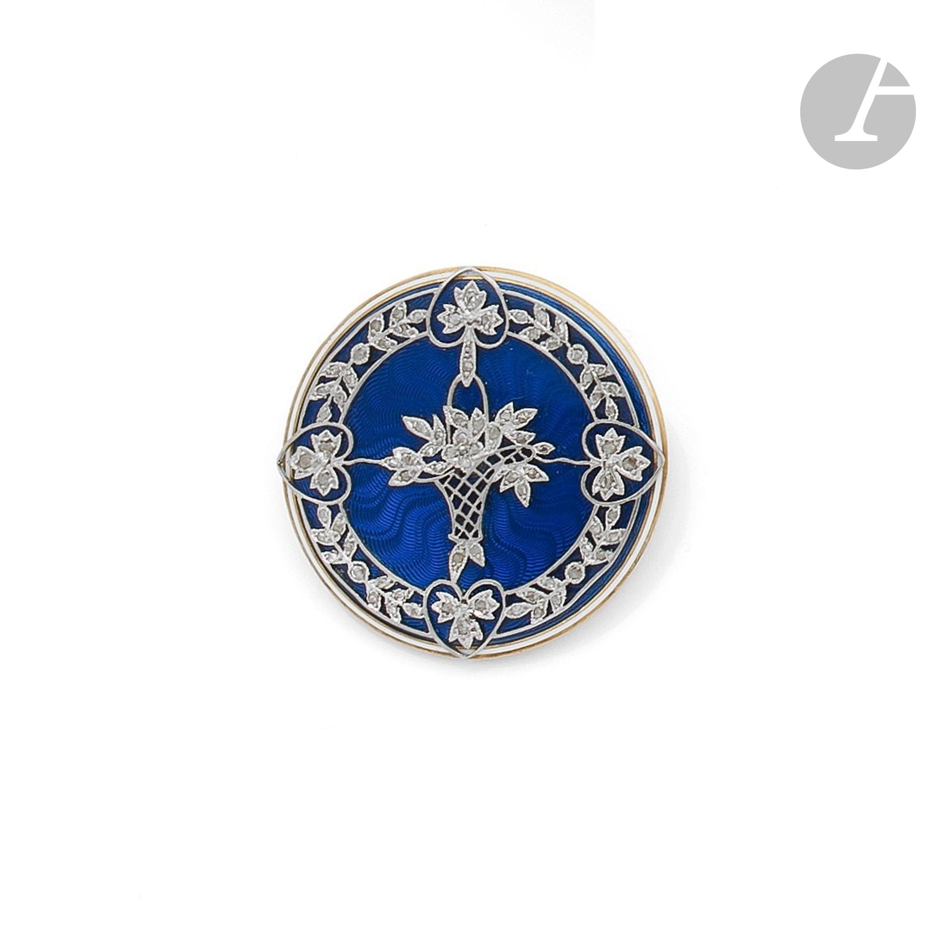 18K (750) gold and platinum enameled brooch on a guilloché ground, featuring a bouquet of flowers set with rose-cut diamonds within a laurel wreath set with rose-cut diamonds. Diameter: approx. 2.9 cm. Gross weight: 11.8 g

An enameled brooch