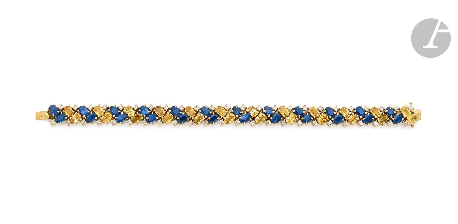 Bracelet en or 18K (750), serti de saphirs et de saphirs jaunes, piqué de diamants ronds de taille brillant. Dimensions : 18,5 x 1 cm environ. Poids brut : 42,4 g

A sapphire and diamond bracelet