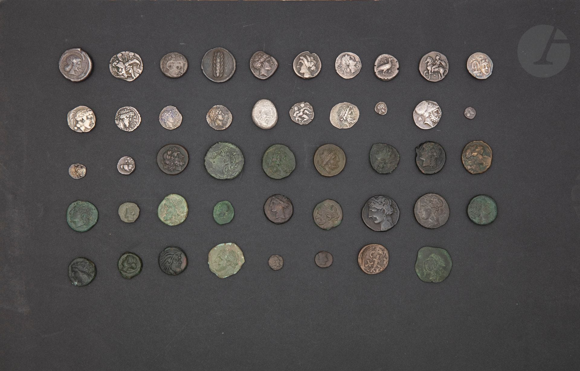 MONNAIES GRECQUES 
LOT de 46 monnaies (44 monnaies grecques en argent et bronze, 2 byzantines en bronze) dont tétradrachme de Syracuse, statère de Thasos, didrachme de Cyrénaïque, statère de Métaponte, monnaies de Carthage et Maurétanie …
TB à TTB