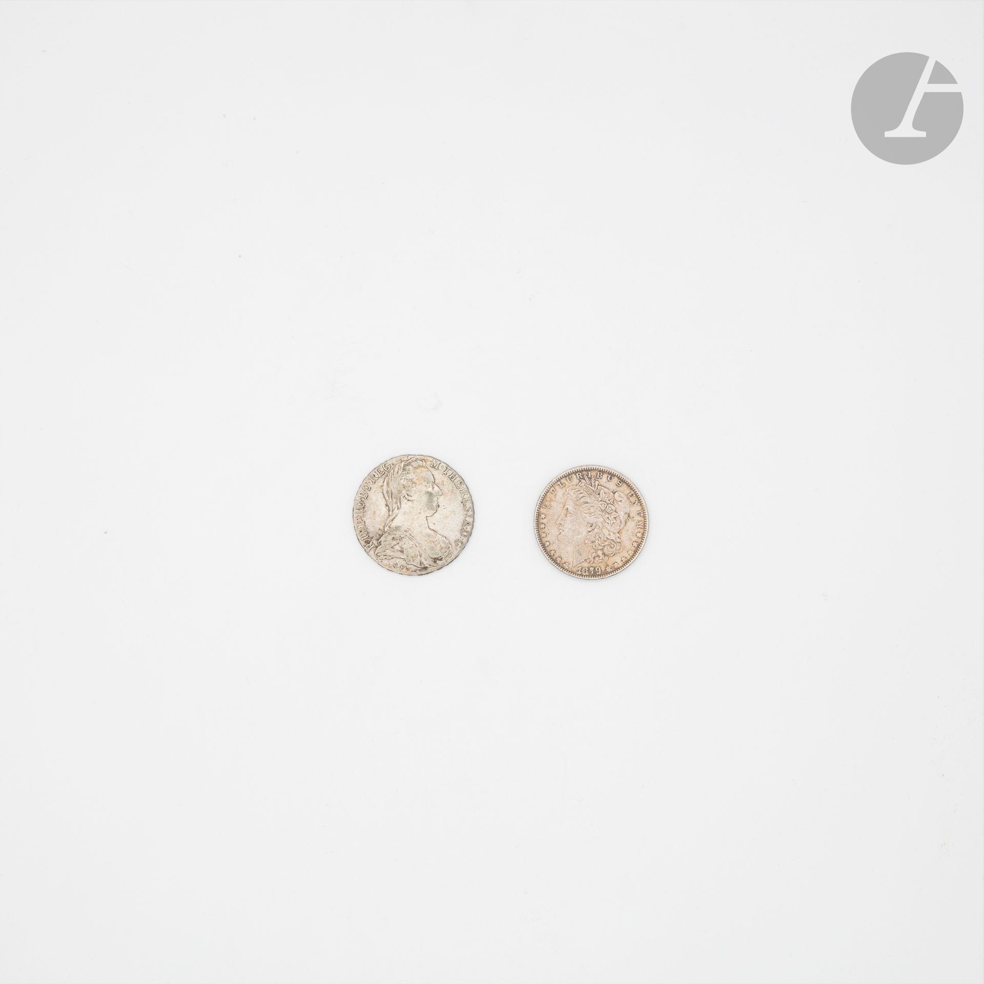 Lot de 2 monnaies en argent : 
dollar USA daté 1879, et thaler de Marie-Thérèse d'Autriche (daté 1780 : refrappe).
TB.
