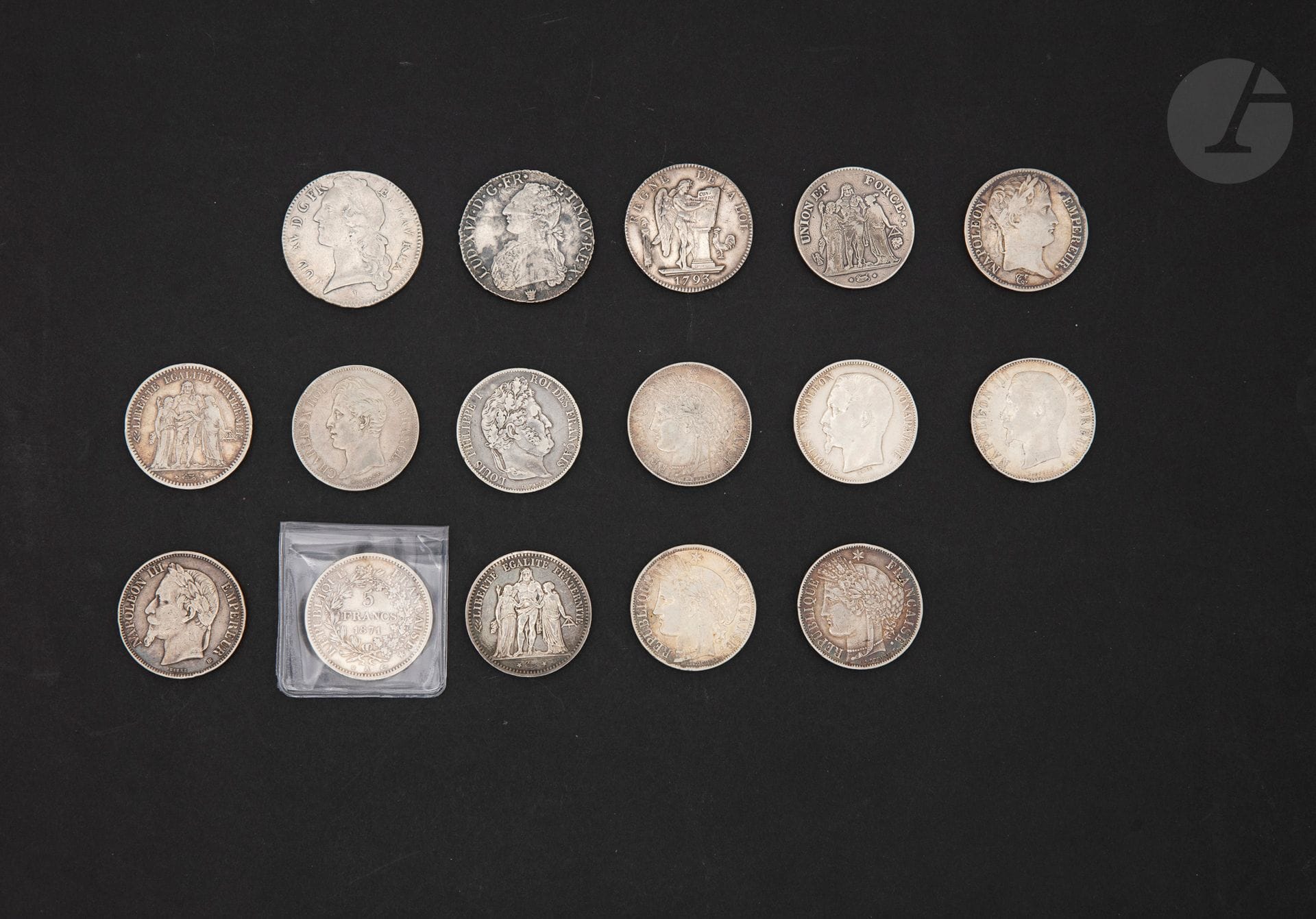 MONNAIES FRANÇAISES 
LOT de 16 écus français en argent: Louis XV au bandeau, Louis XVI aux rameaux d’olivier, 6 livres Convention, 13 pièces de 5 francs du Consulat à la 3ème République, dont 5 francs Commune de Paris 1871 Paris (Camelinat).
Dans l’ensemble TB