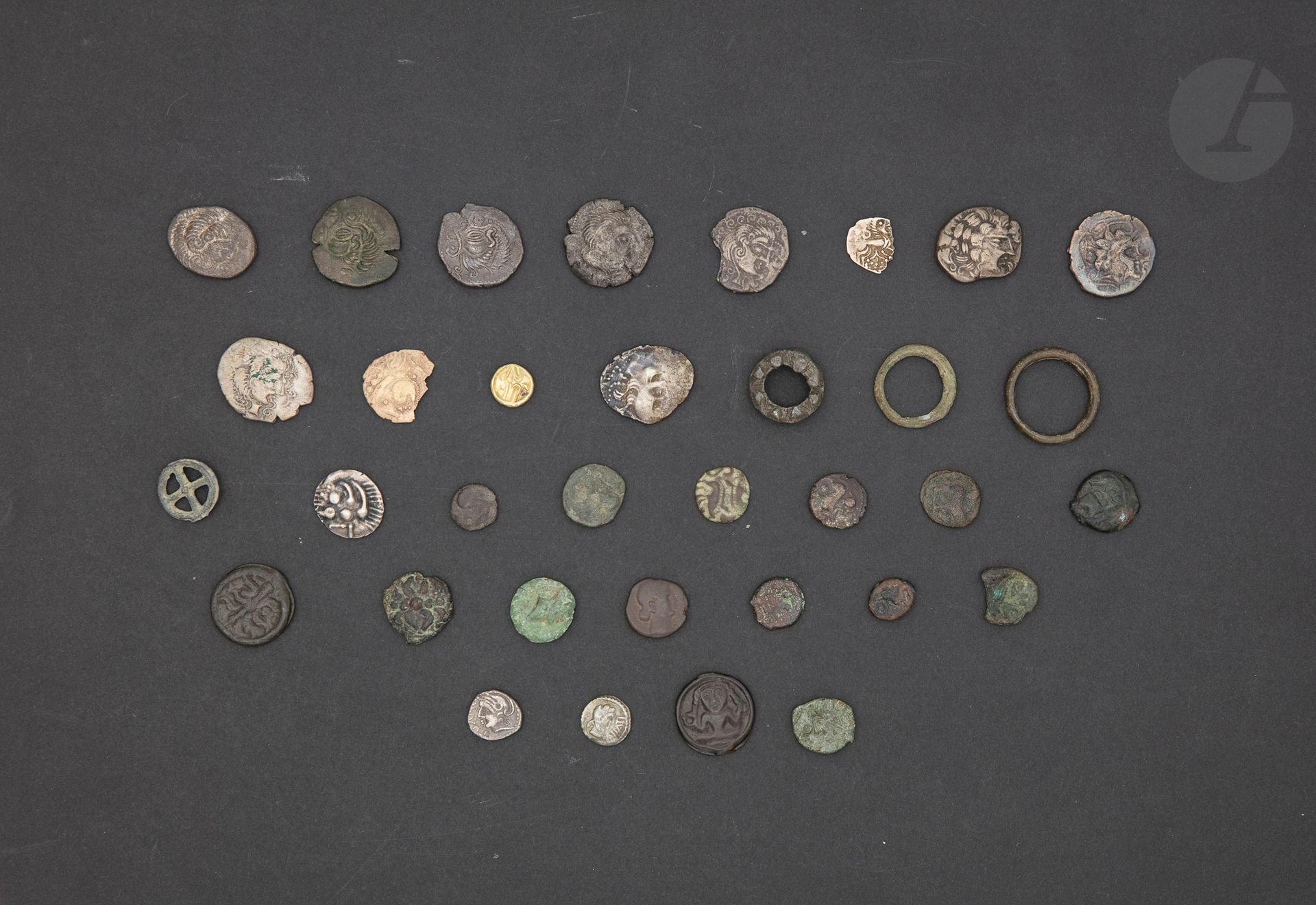 MONNAIES GAULOISES 
LOT de 34 monnaies gauloises: 3 en or et électrum, 12 en billon et argent, 17 en bronze et potin, principalement de Bretagne (Coriosolites, Osismes, Vénètes, Namnètes), quelques rouelles.
TB à TTB