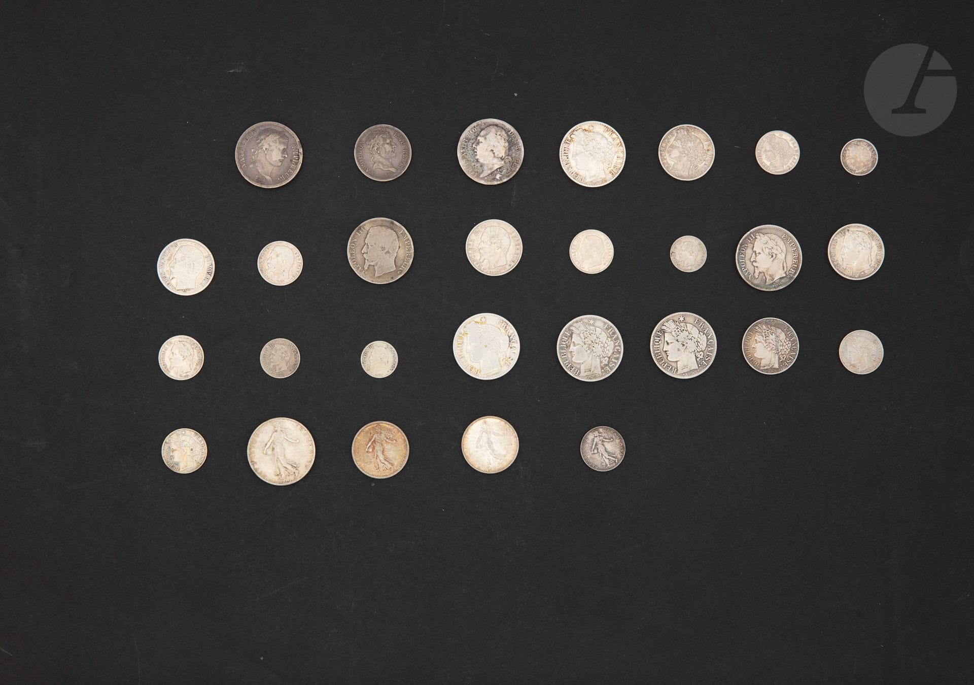 MONNAIES FRANÇAISES 
LOT de 28 monnaies françaises en argent du système décimal, de Napoléon I à la 3ème République, dont 2 pièces de 2 francs (IIème République et Second Empire tête nue).
B à TB