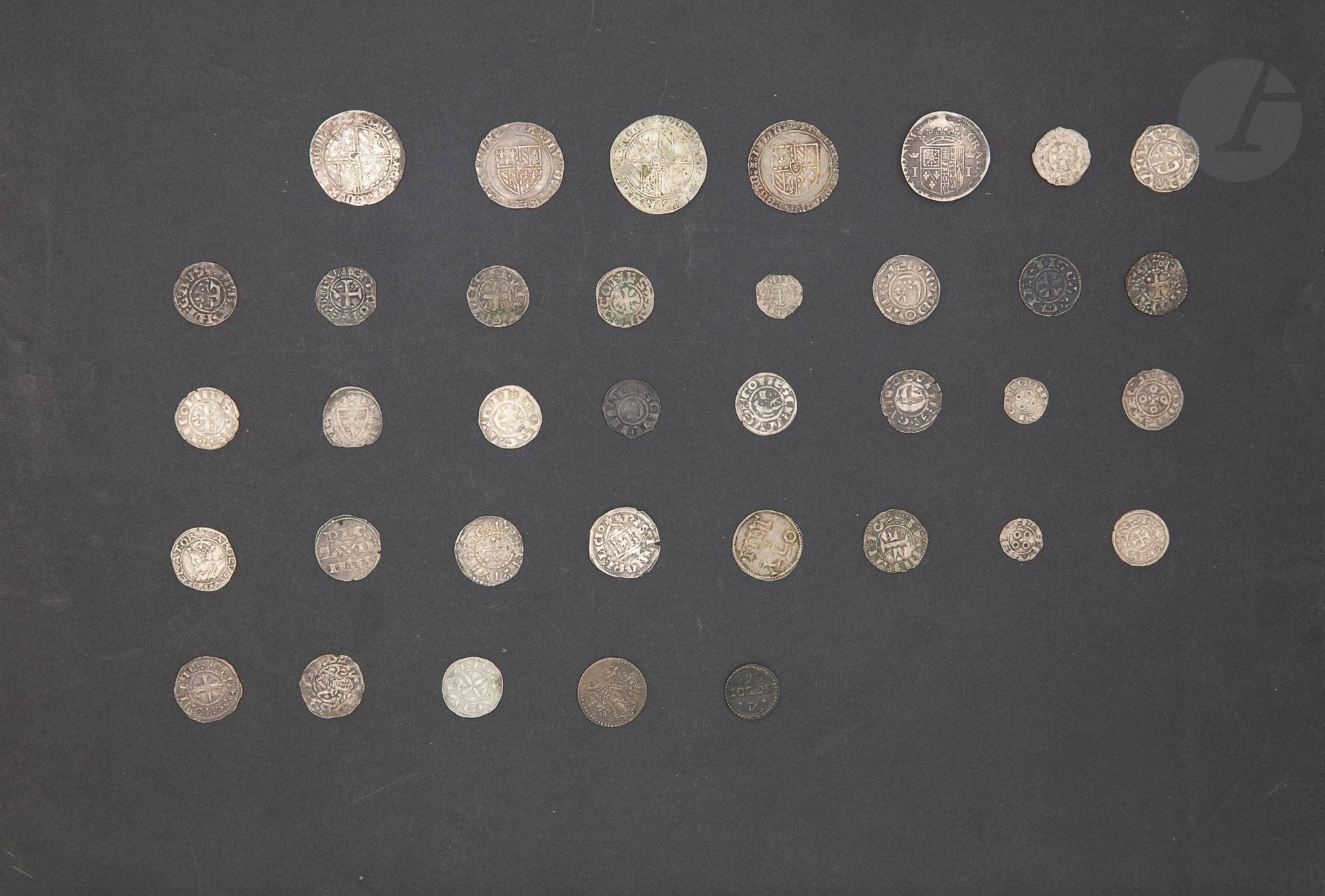 MONNAIES FRANÇAISES 
LOT de 36 monnaies françaises féodales en argent: 
4 doubles gros et patards de Flandres-Brabant, teston de Jeanne d’Albret, 29 très variées (26 deniers et 3 oboles), 4 soldi et 2 soldi en billon de la République de Corse 1762 Pascal Paoli.
Dans l’ensemble TB